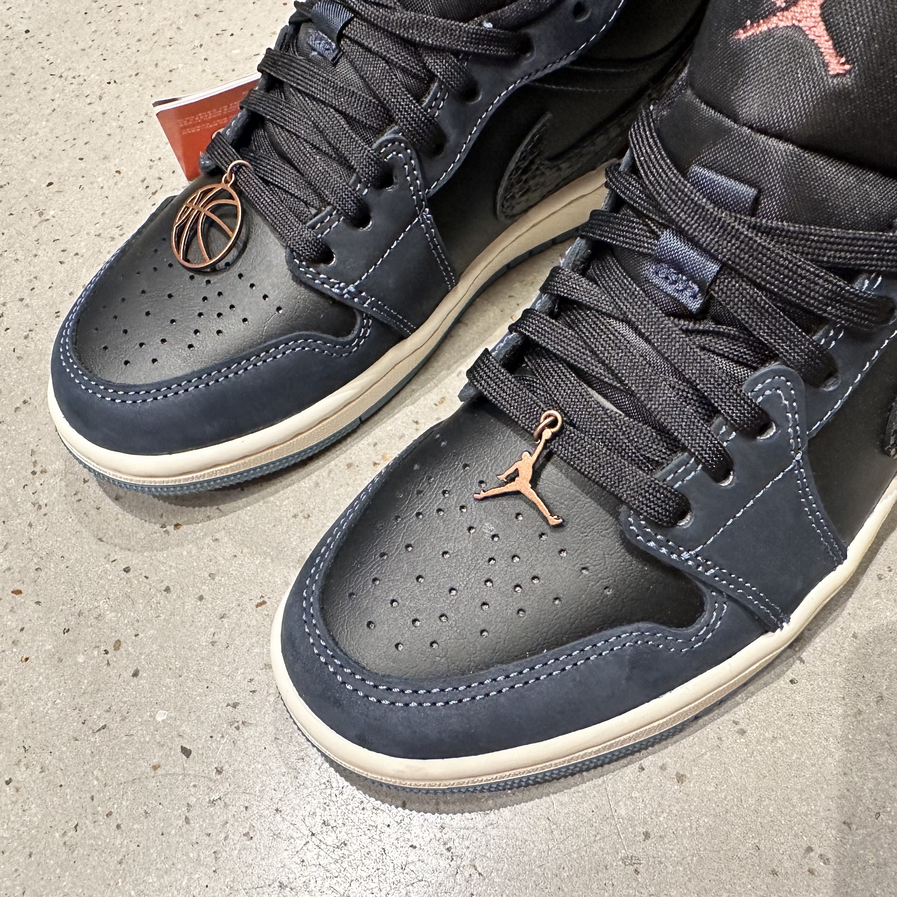 (W) Jordan 1 Low SE Black Dark Obsidian 착용 스타일 - 1