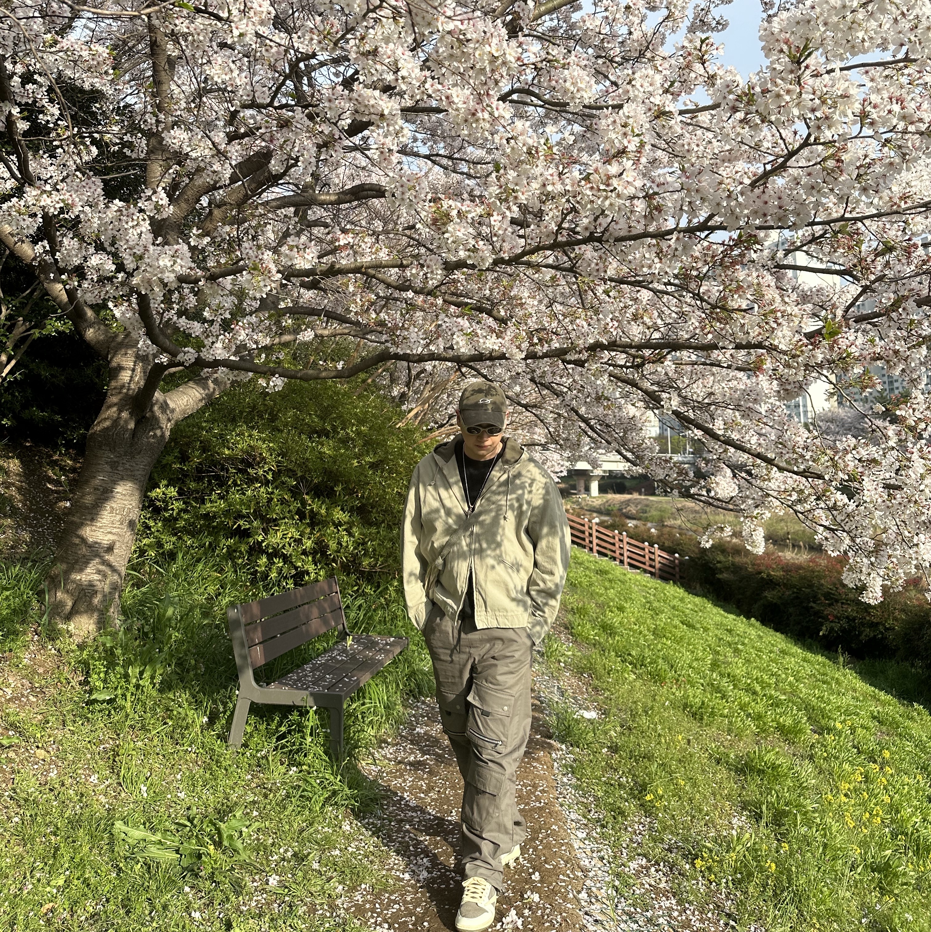 Gentle Monster x Maison Margiela MM004 Grey Black, Jordan 1 x Travis Scott Retro Low OG SP Sail and Ridgerock 착용 스타일 - 2