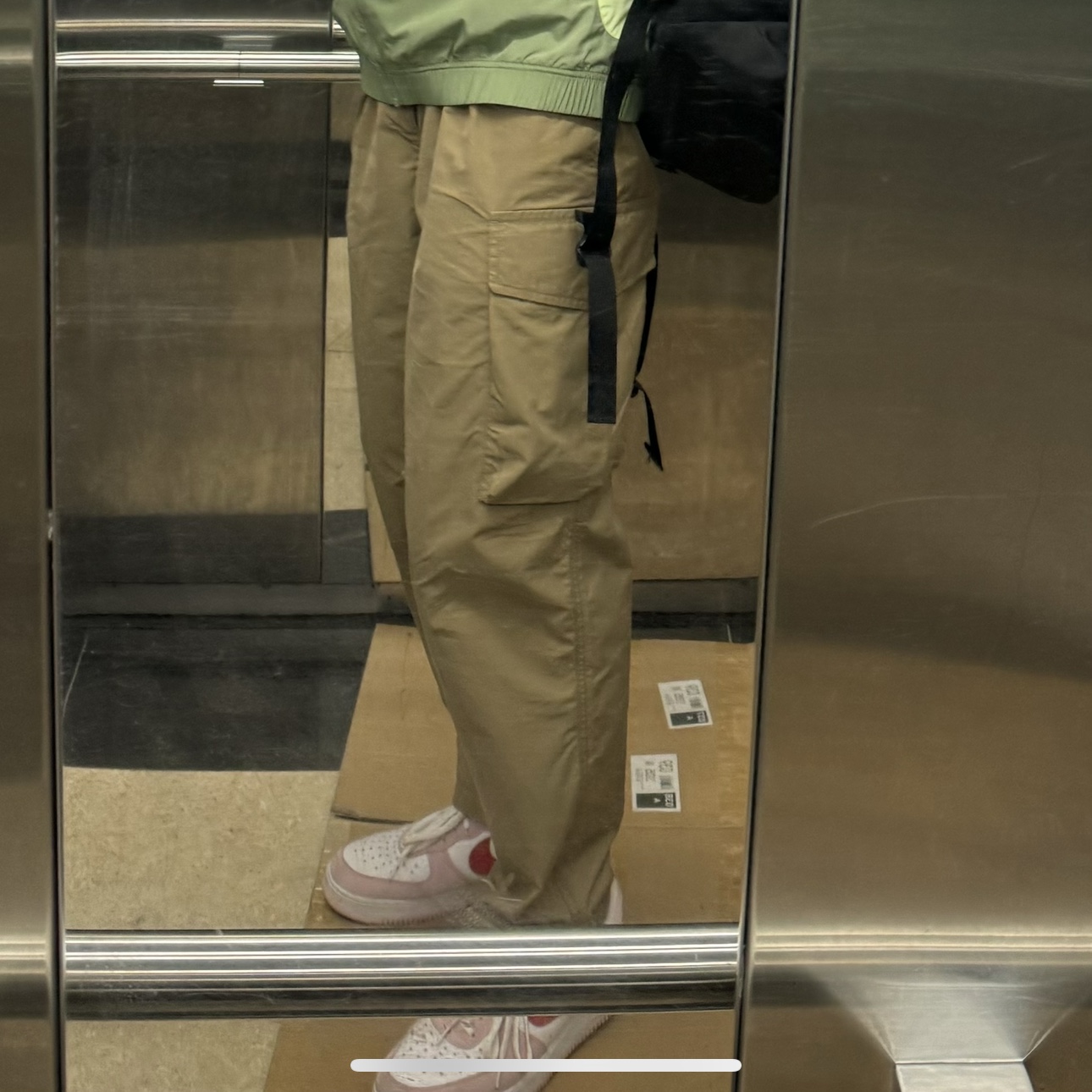 Arc'teryx Mantis 32 Backpack Black, Nike Air Force 1 '07 QS Valentine's Day 착용 스타일