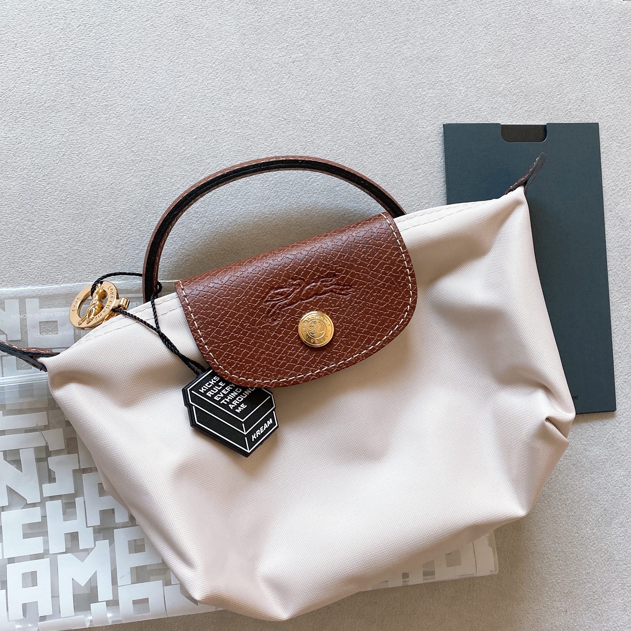 Longchamp Le Pliage Original Handle Pouch Paper, Jellycat Bashful Bunny Bag Charm Beige 착용 스타일 - 2