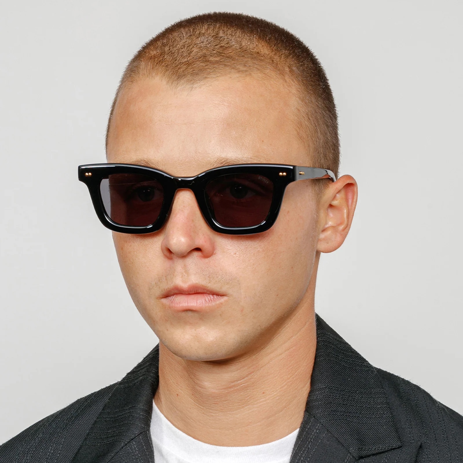 Stussy Ace Sunglasses Black Brown Lens 착용 스타일 - 2