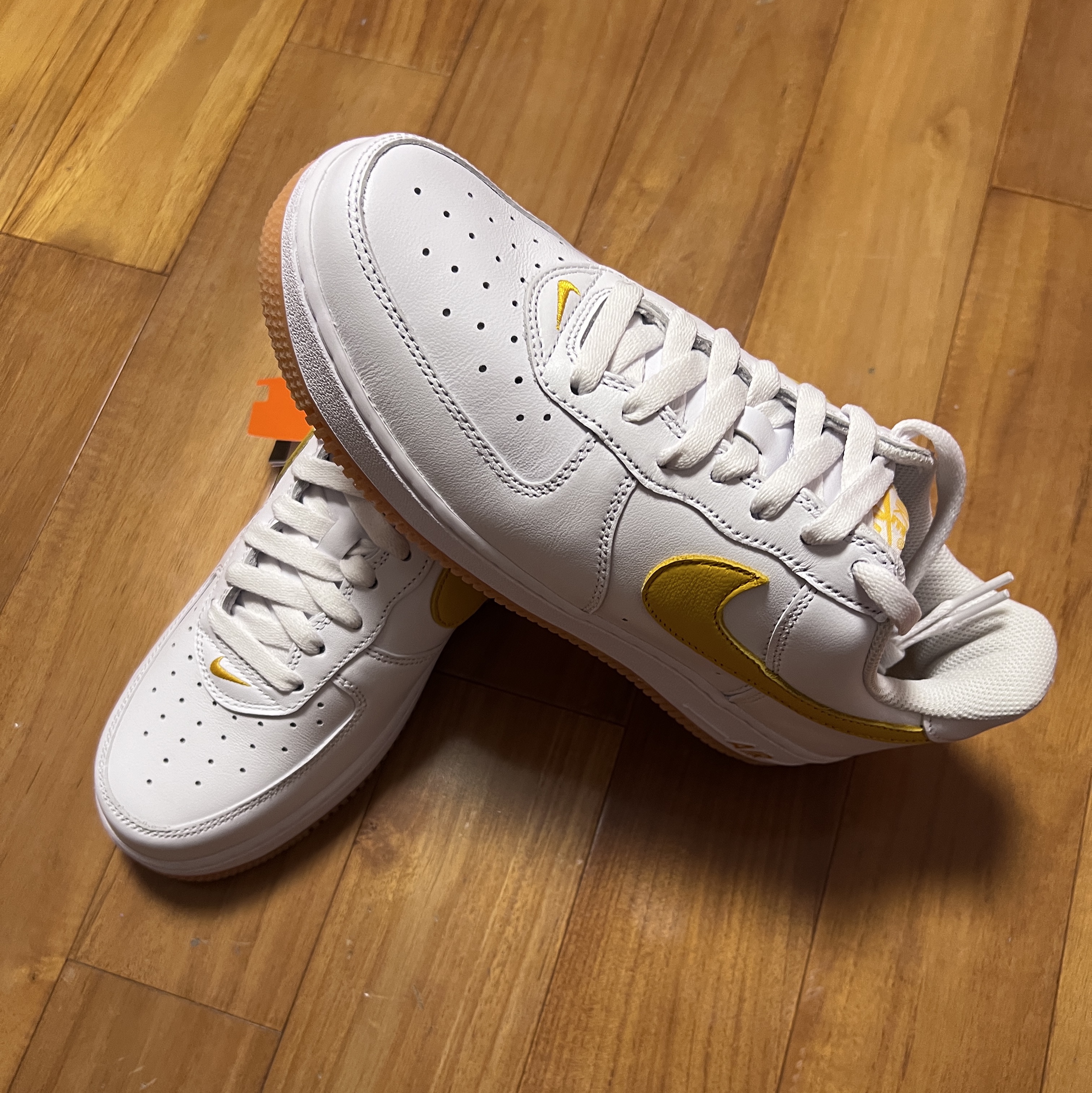 Nike Air Force 1 Low Retro QS University Gold 착용 스타일