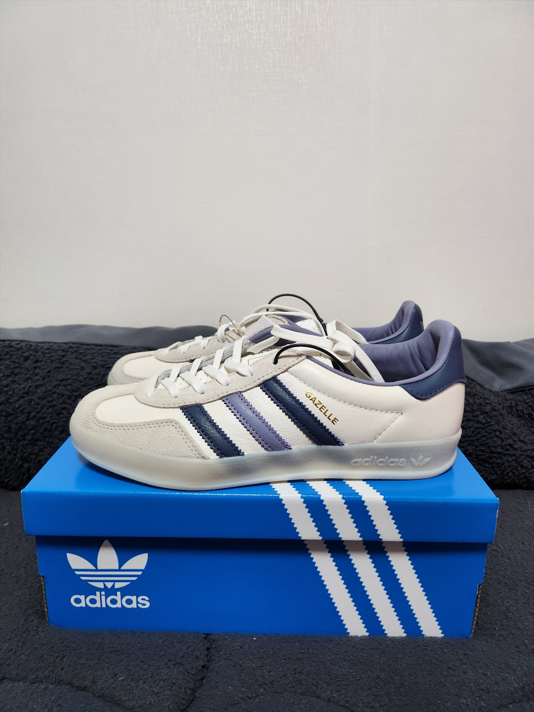 Adidas Gazelle Indoor Core White Preloved Ink 착용 스타일 - 3