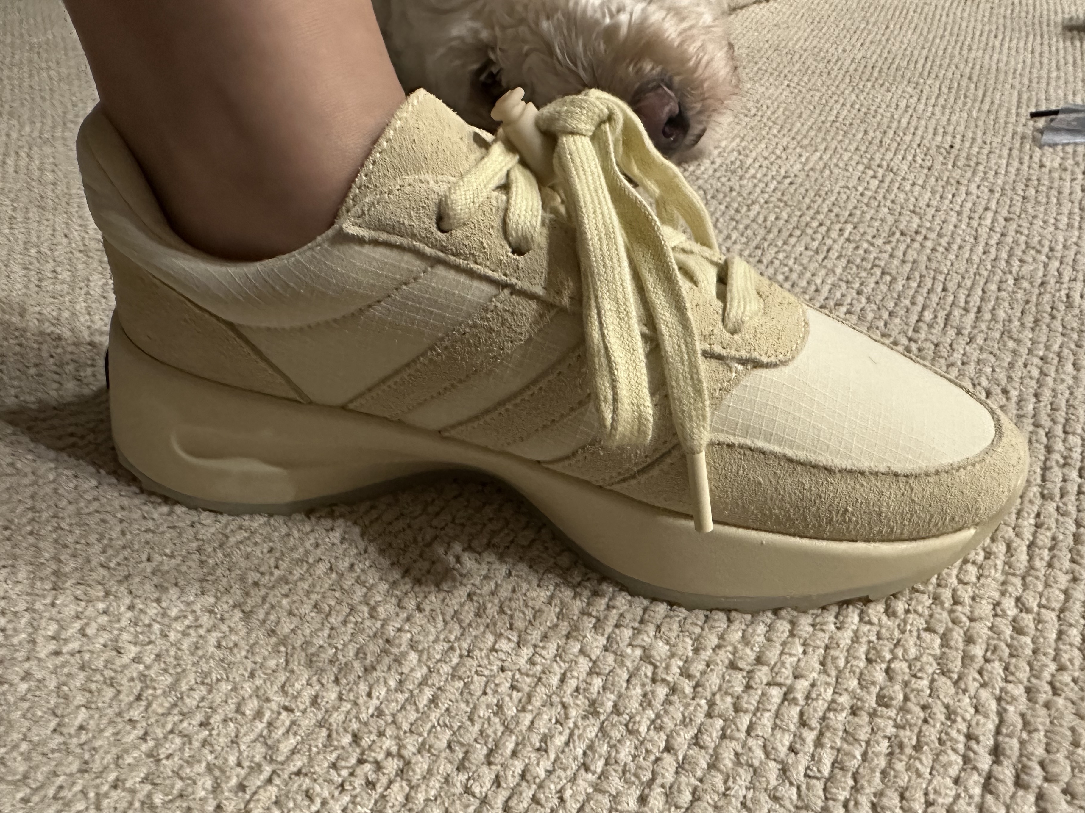 Adidas x Fear of God Athletics Los Angeles Pale Yellow 착용 스타일 - 4