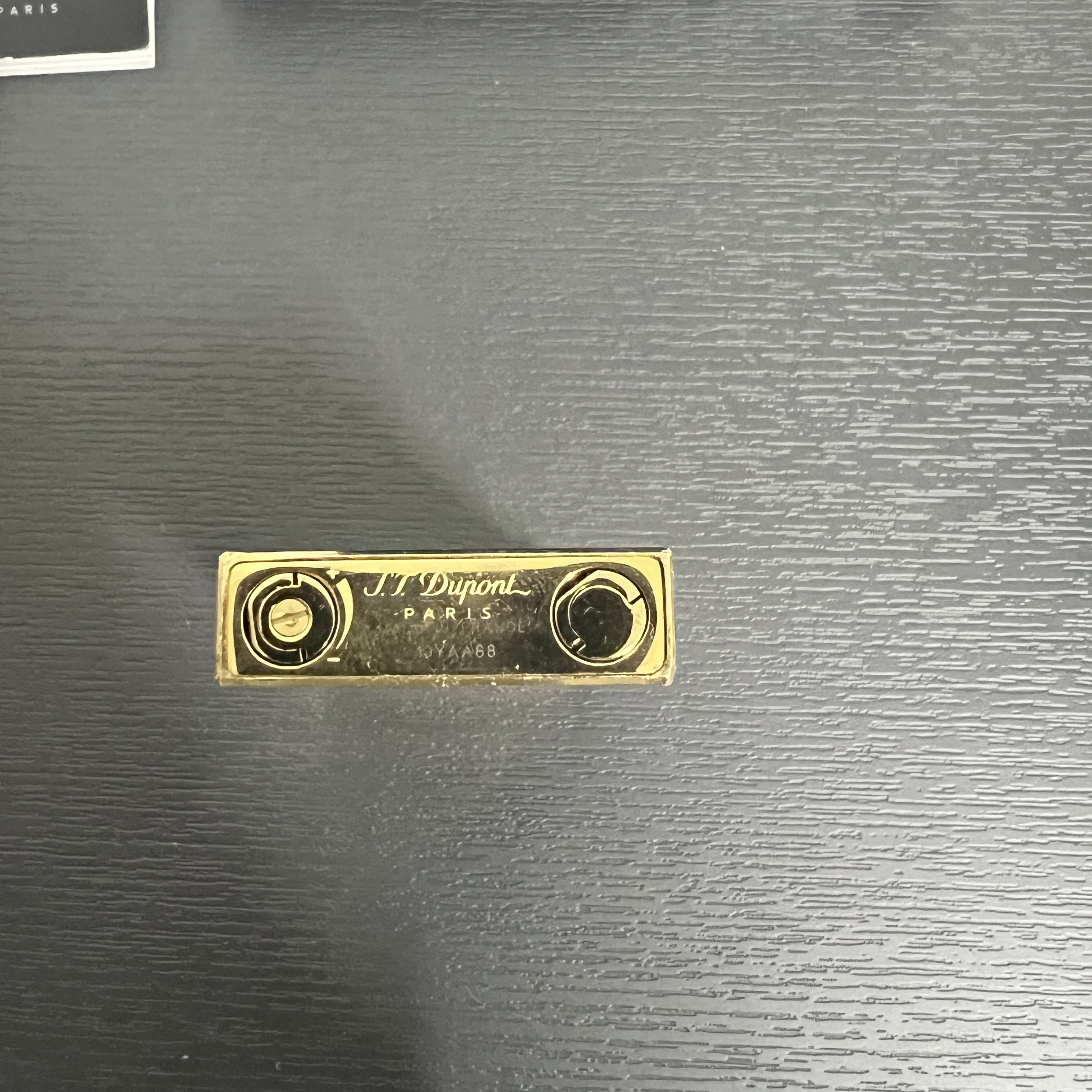 S.T. Dupont Line 2 Micro Diamond Head Matte Lacquer Lighter Black Yellow Gold 착용 스타일 - 4
