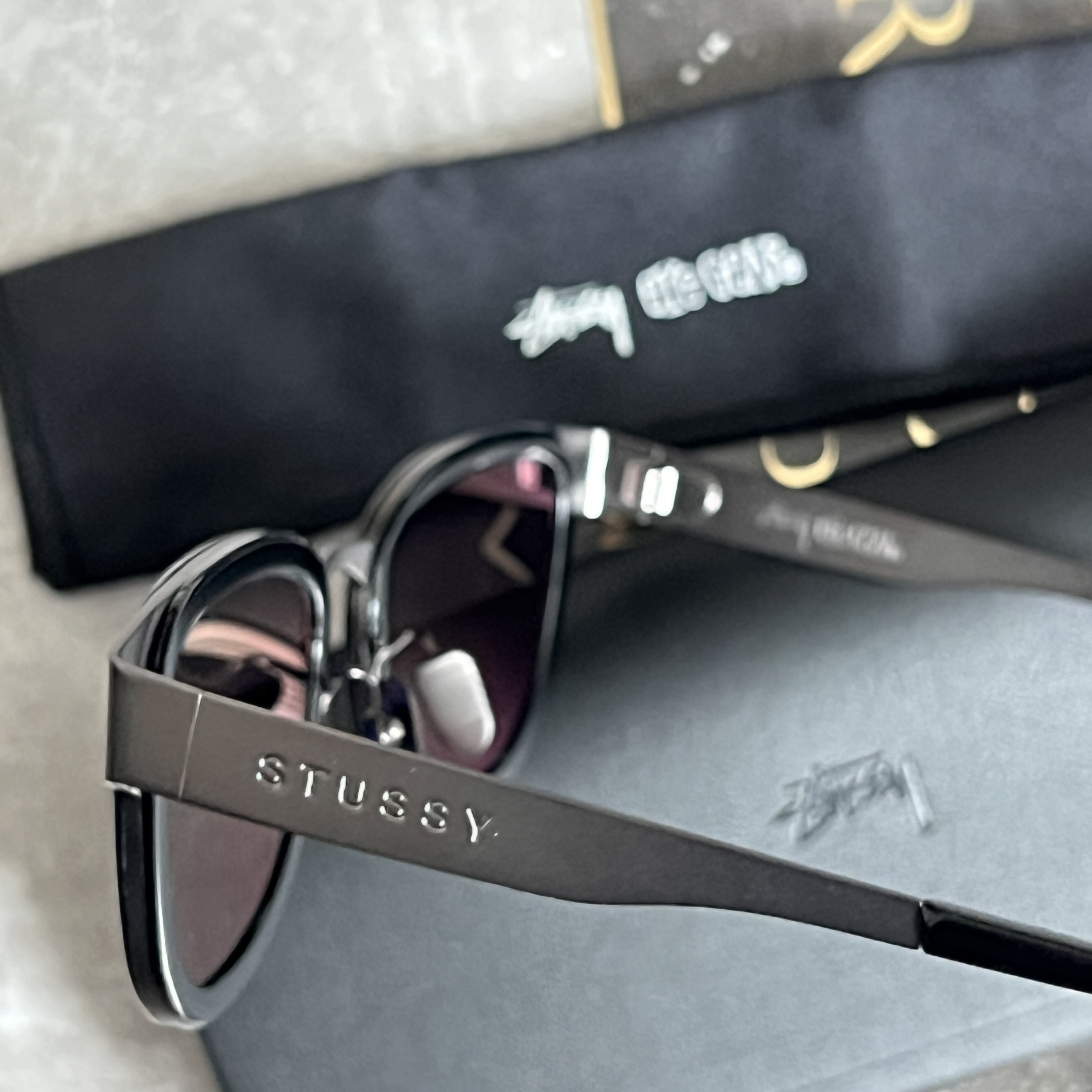 Stussy Vidal Sunglasses Black Black Lens 착용 스타일 - 3