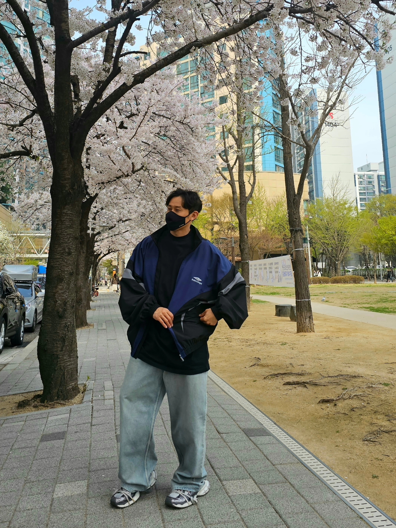 Balenciaga 3B Sports Icon Off Shoulder Tracksuit Jacket Black Navy, Balenciaga Denim Size Sticker Baggy Pants in Blue 착용 스타일 - 2