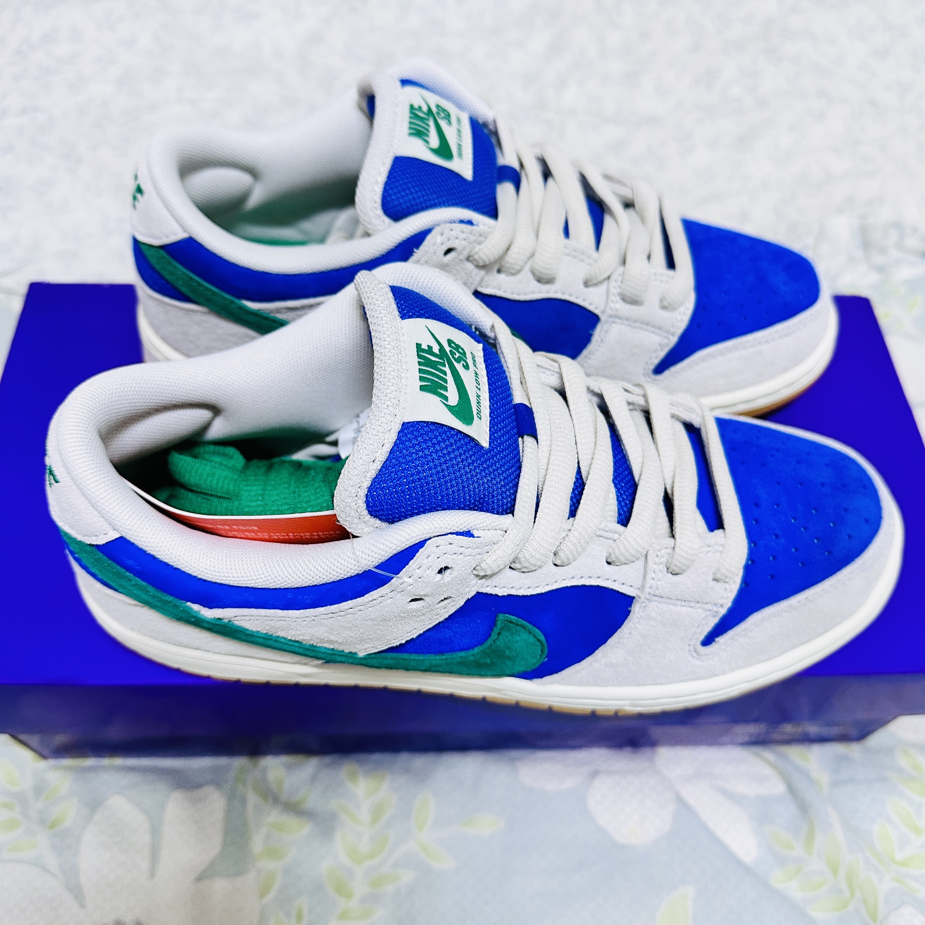 Nike SB Dunk Low Pro Phantom and Hyper Royal 착용 스타일 - 4