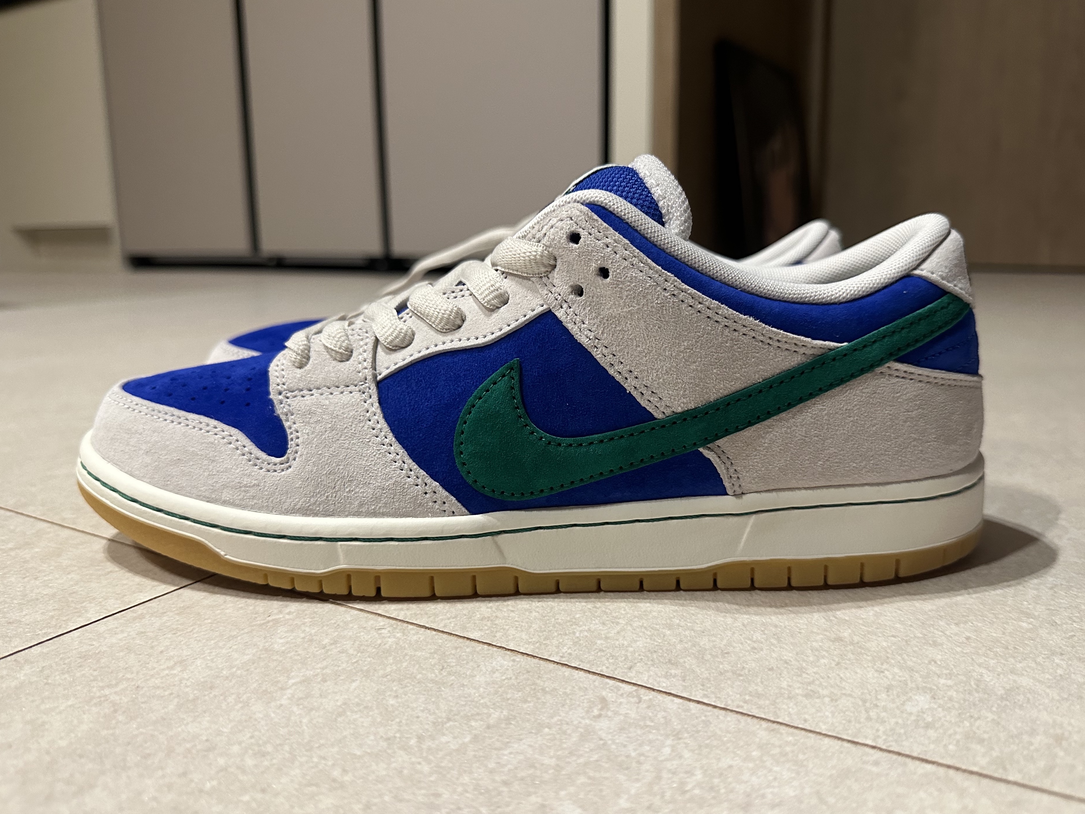Nike SB Dunk Low Pro Phantom and Hyper Royal 착용 스타일 - 9