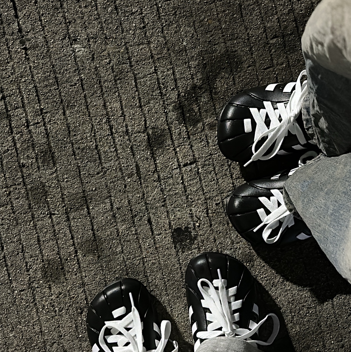 Adidas Adilette Clog Black White 착용 스타일