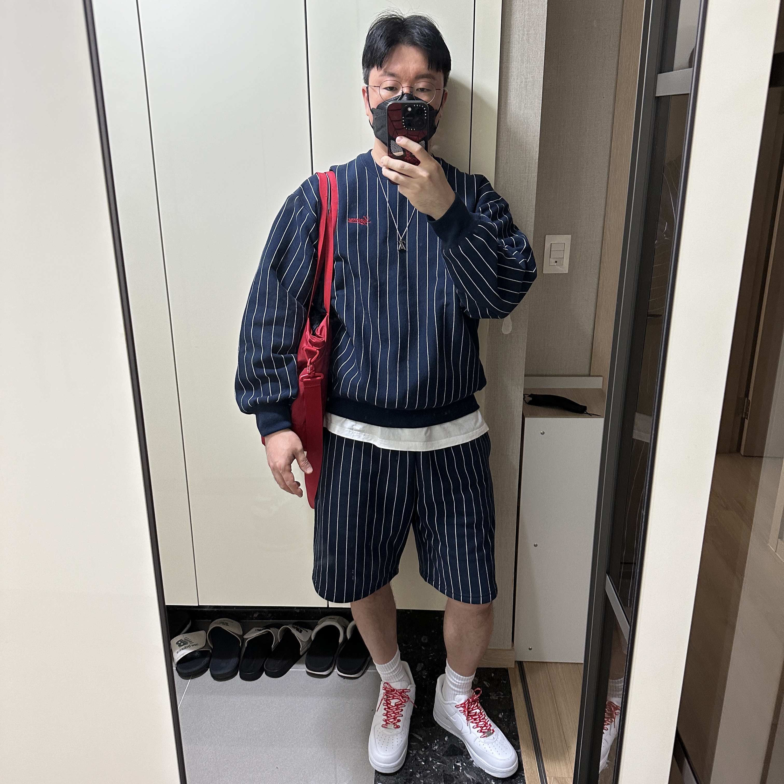 Supreme Pinstripe Crewneck Navy - 24SS, Supreme Pinstripe Sweatshort Navy - 24SS 착용 스타일
