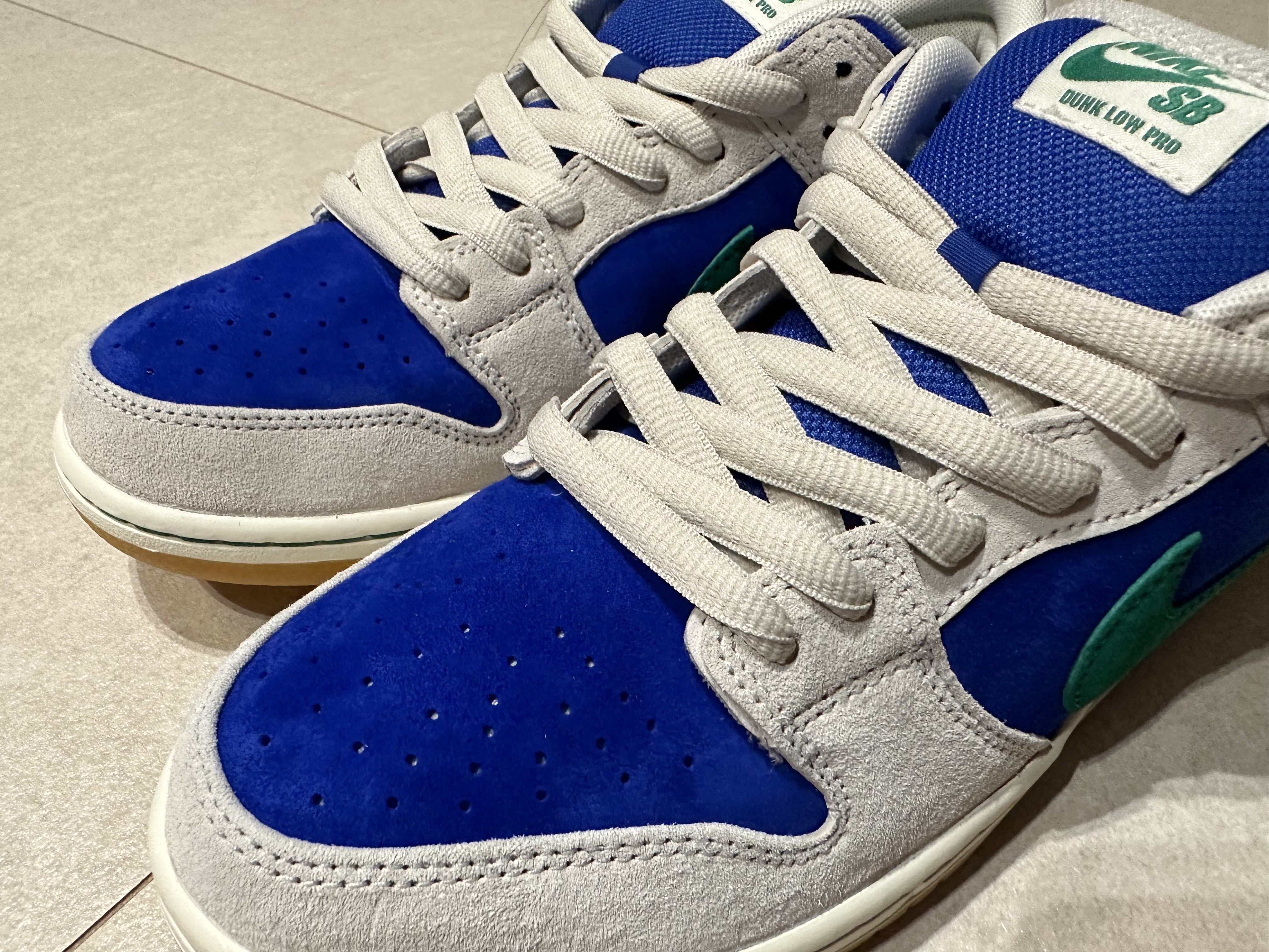 Nike SB Dunk Low Pro Phantom and Hyper Royal 착용 스타일 - 5