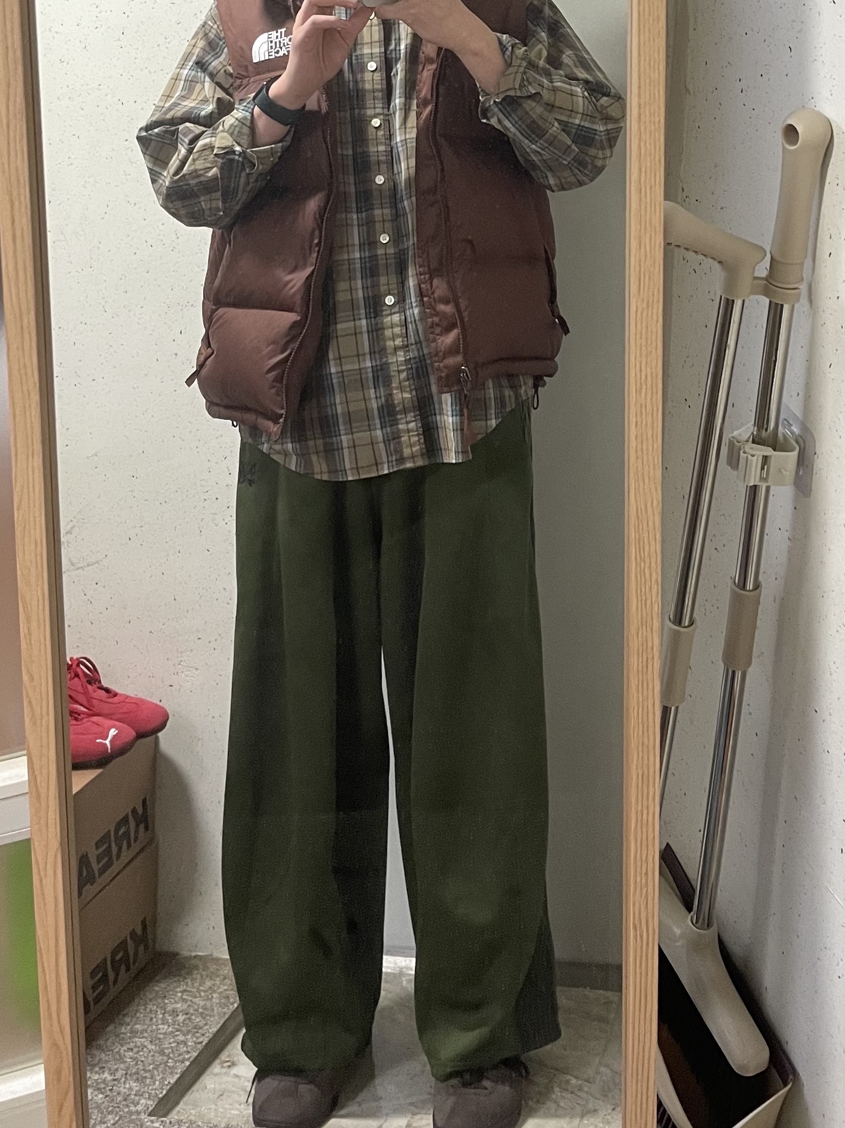 Adidas Tobacco Gruen Dark Brown, The North Face 1996 Retro Nuptse Vest Dark Oak 착용 스타일 - 2