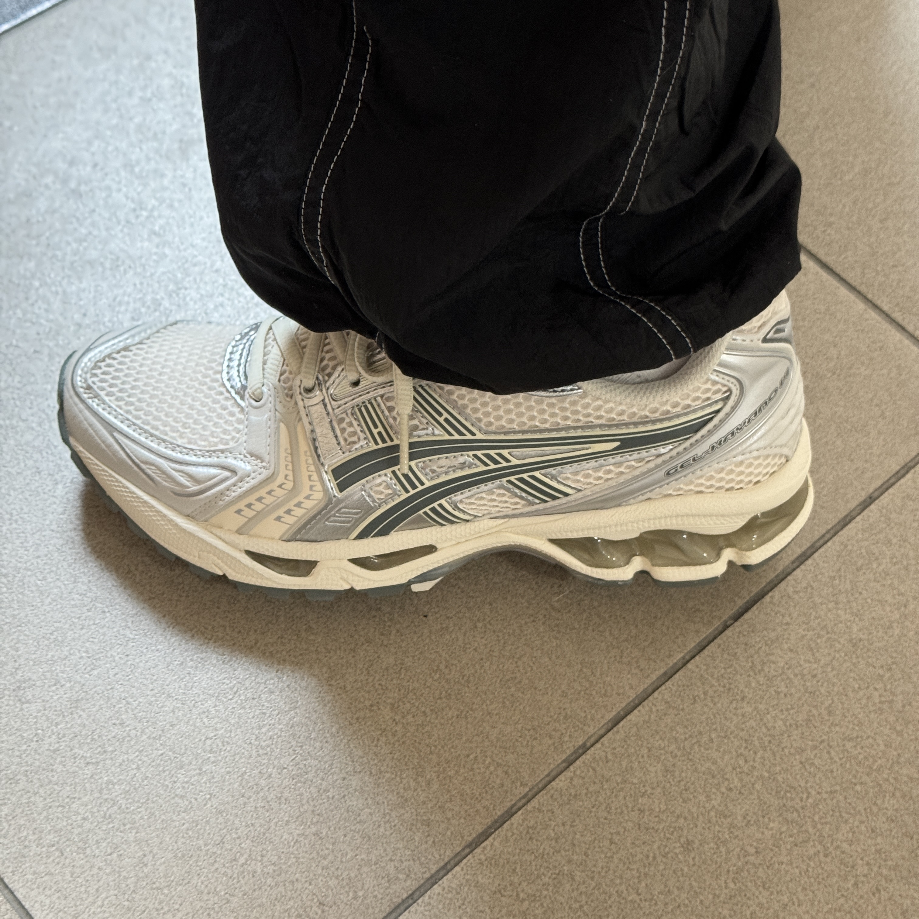 Asics Gel-Kayano 14 Birch Dark Pewter 착용 스타일