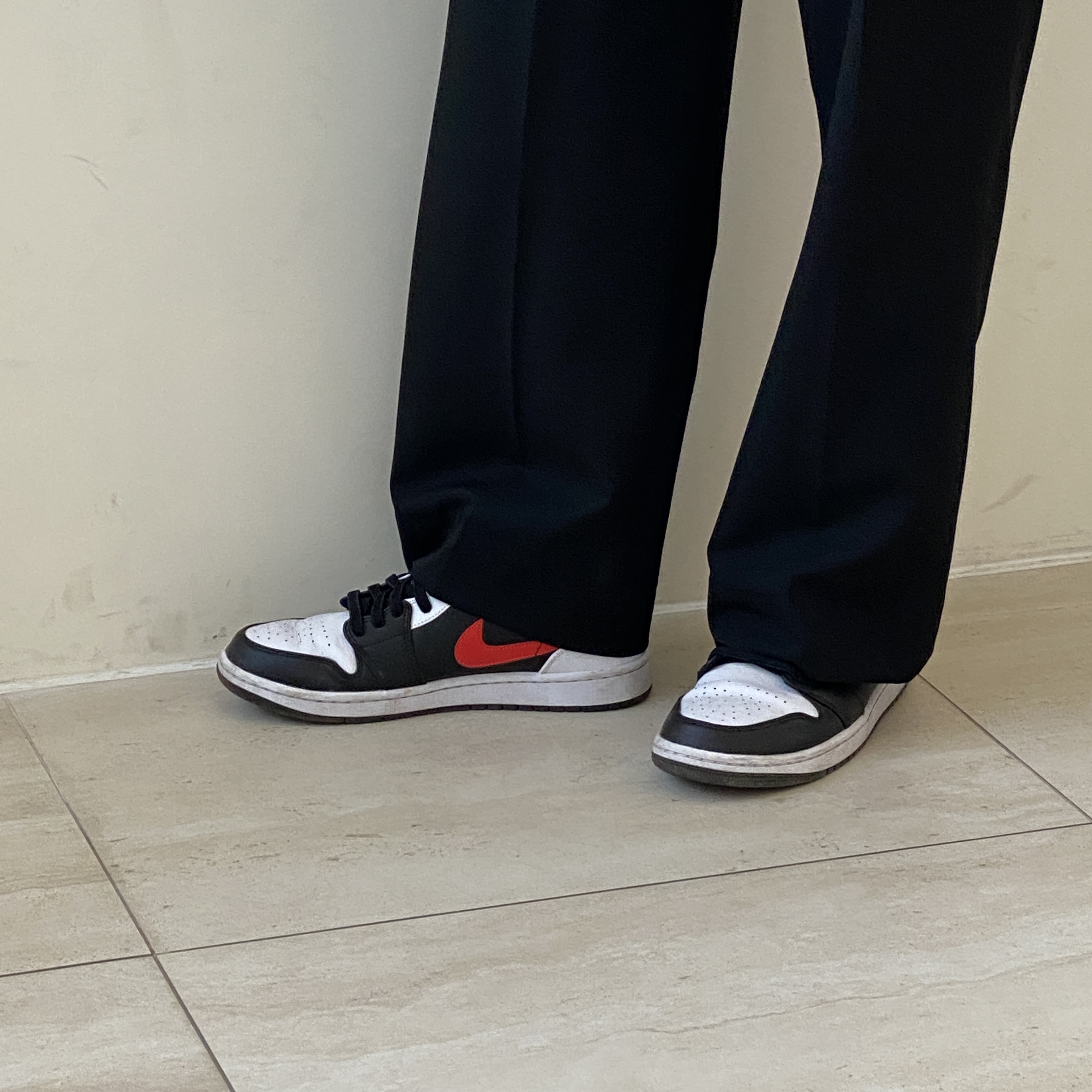 Jordan 1 Mid Black Chile Red 착용 스타일
