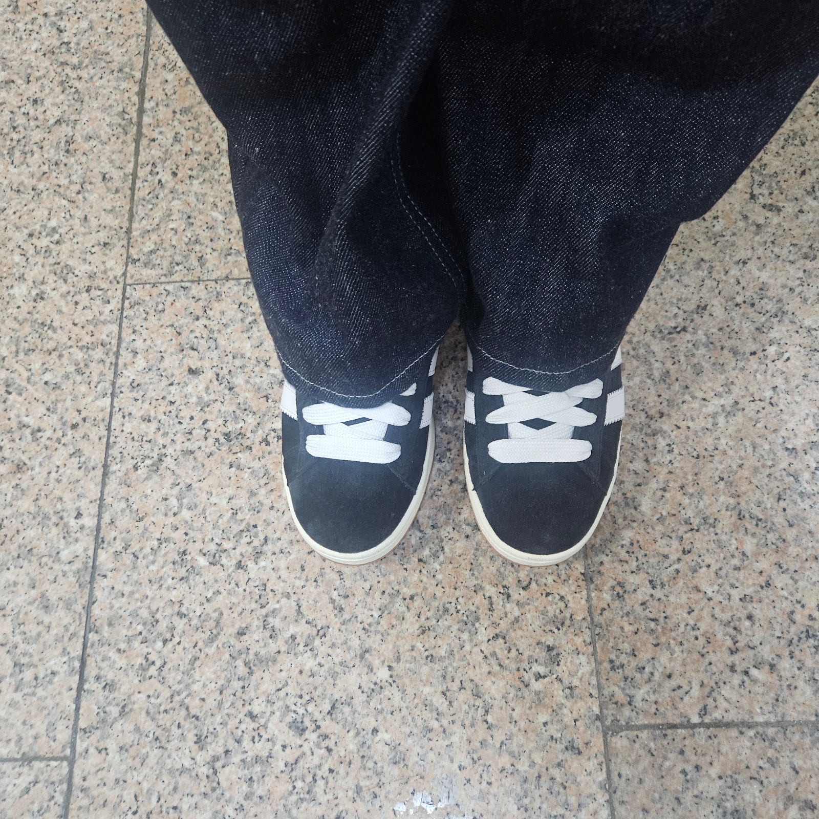 Adidas Campus 00s Core Black Cloud White 착용 스타일 - 2