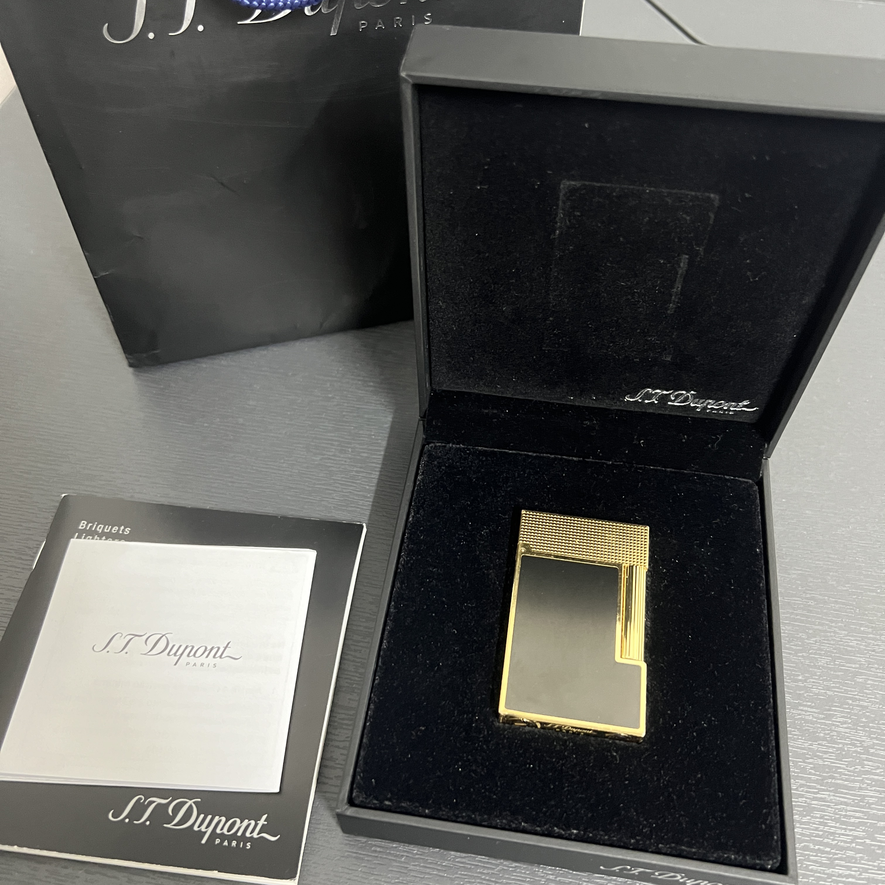 S.T. Dupont Line 2 Micro Diamond Head Matte Lacquer Lighter Black Yellow Gold 착용 스타일 - 1