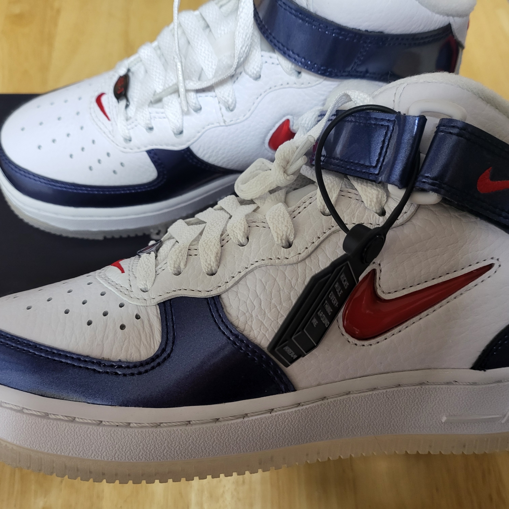 Nike Air Force 1 Mid QS University Red and Midnight Navy 착용 스타일 - 2