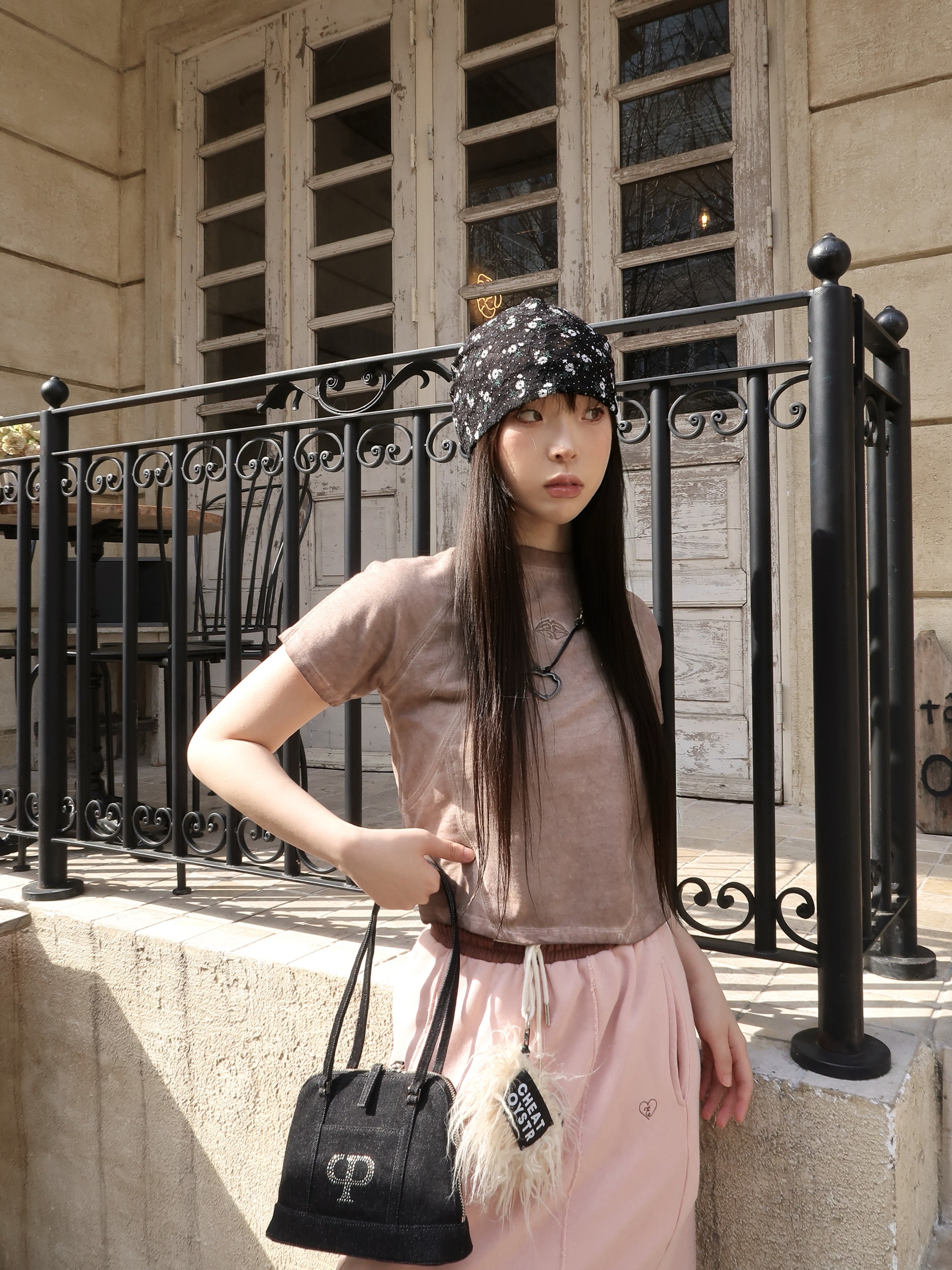 Millo Archive Fluppy Point Bear Key Ring Beige, Our Legacy Ladon Leather Keychain Black 착용 스타일 - 7