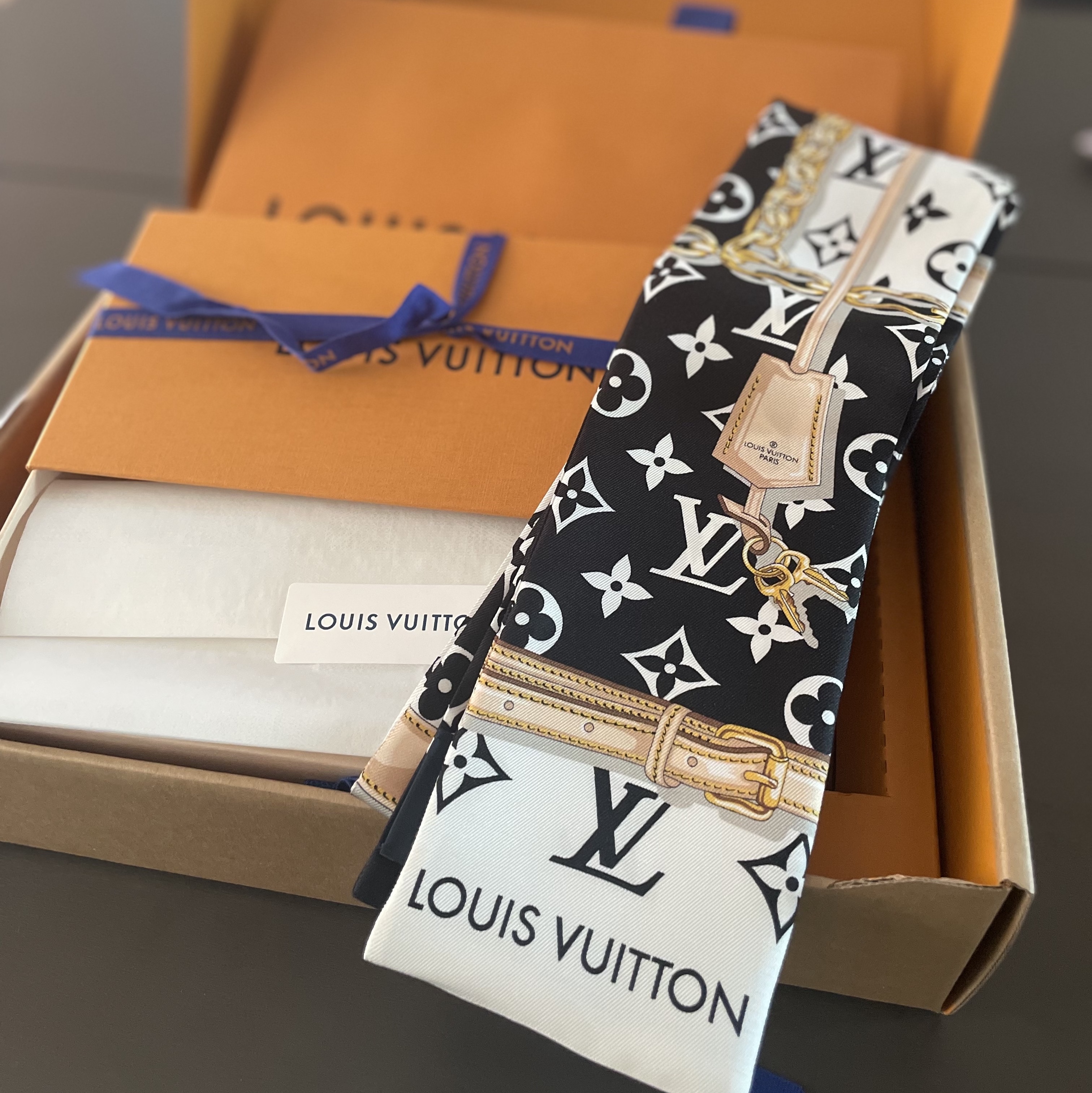 (W) Louis Vuitton Monogram Confidential Bandeau Black 착용 스타일 - 1