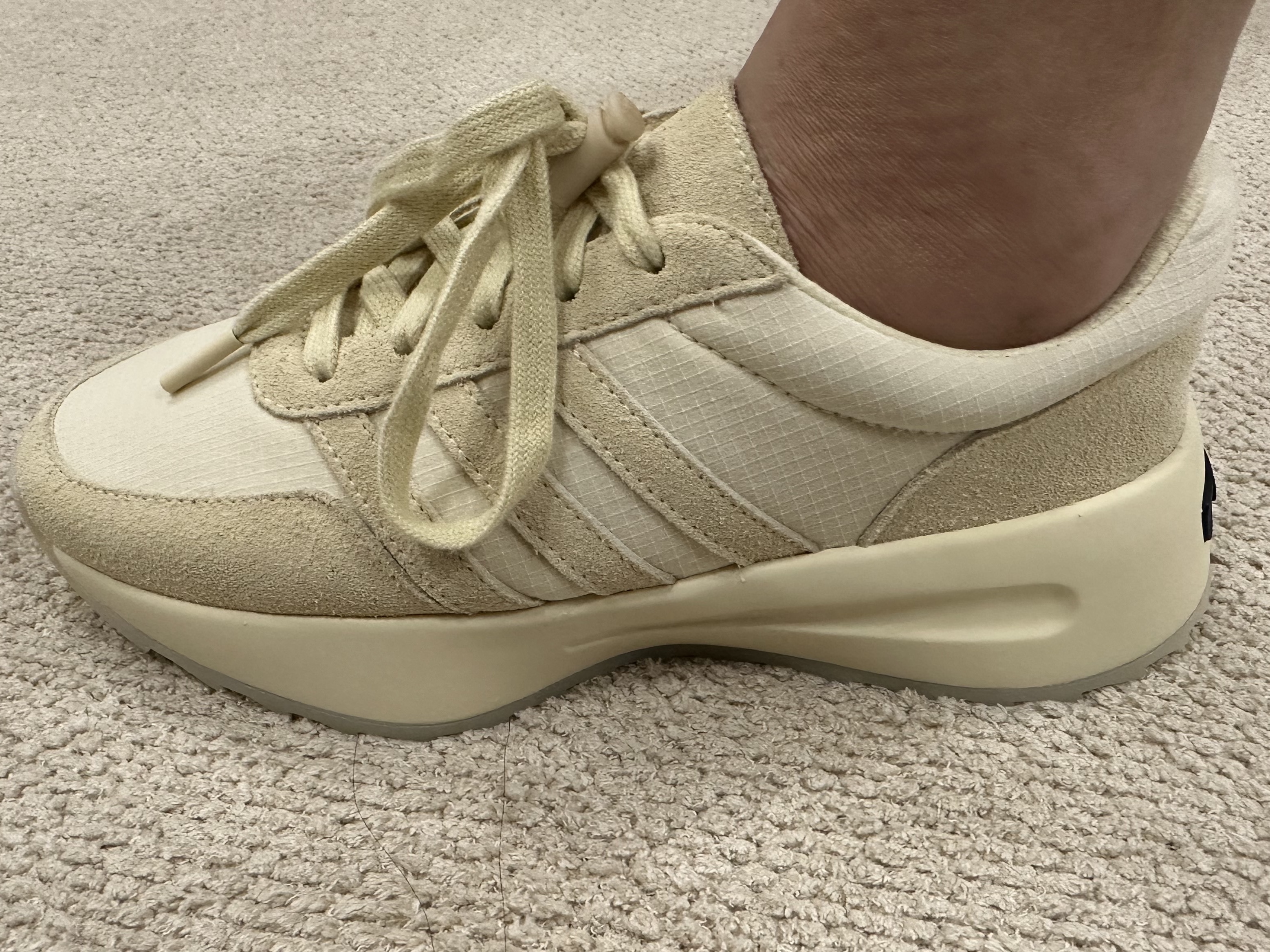 Adidas x Fear of God Athletics Los Angeles Pale Yellow 착용 스타일 - 3