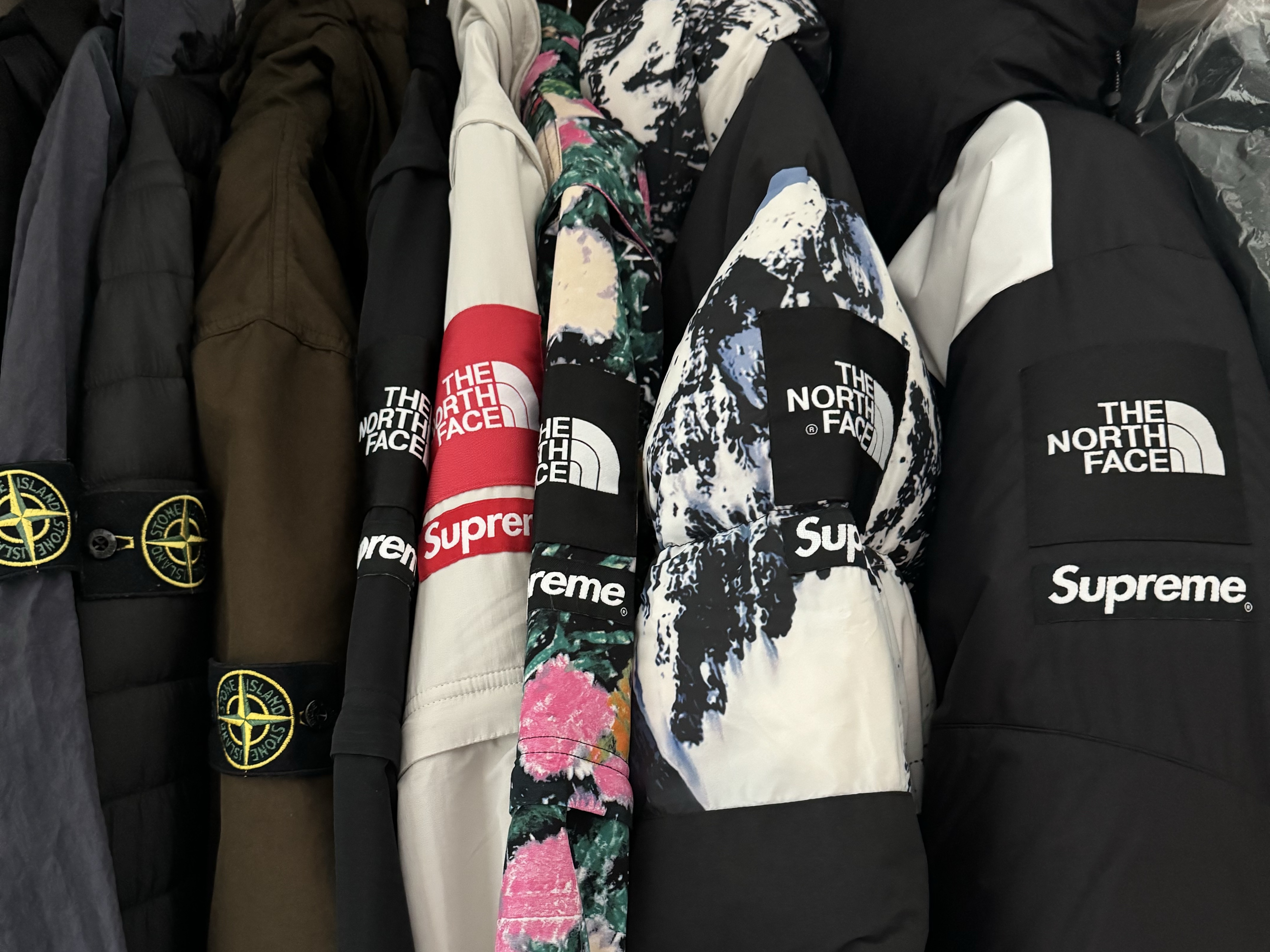 Supreme x The North Face Trekking Convertible Jacket Flowers - 22SS, Supreme x The North Face Trekking Convertible Jacket Stone - 22SS 착용 스타일 - 1