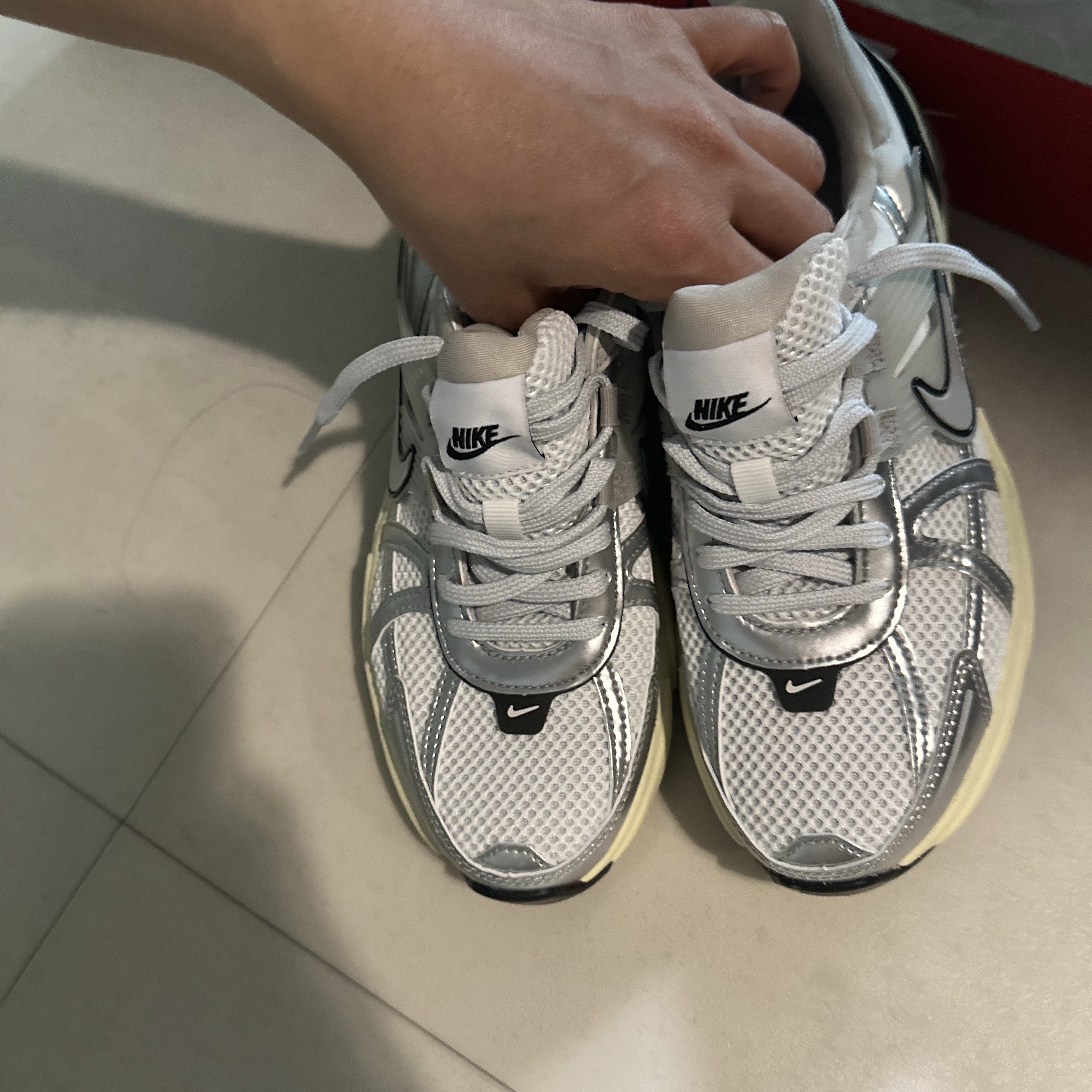 Nike V2K Run Summit White Metallic Silver 착용 스타일