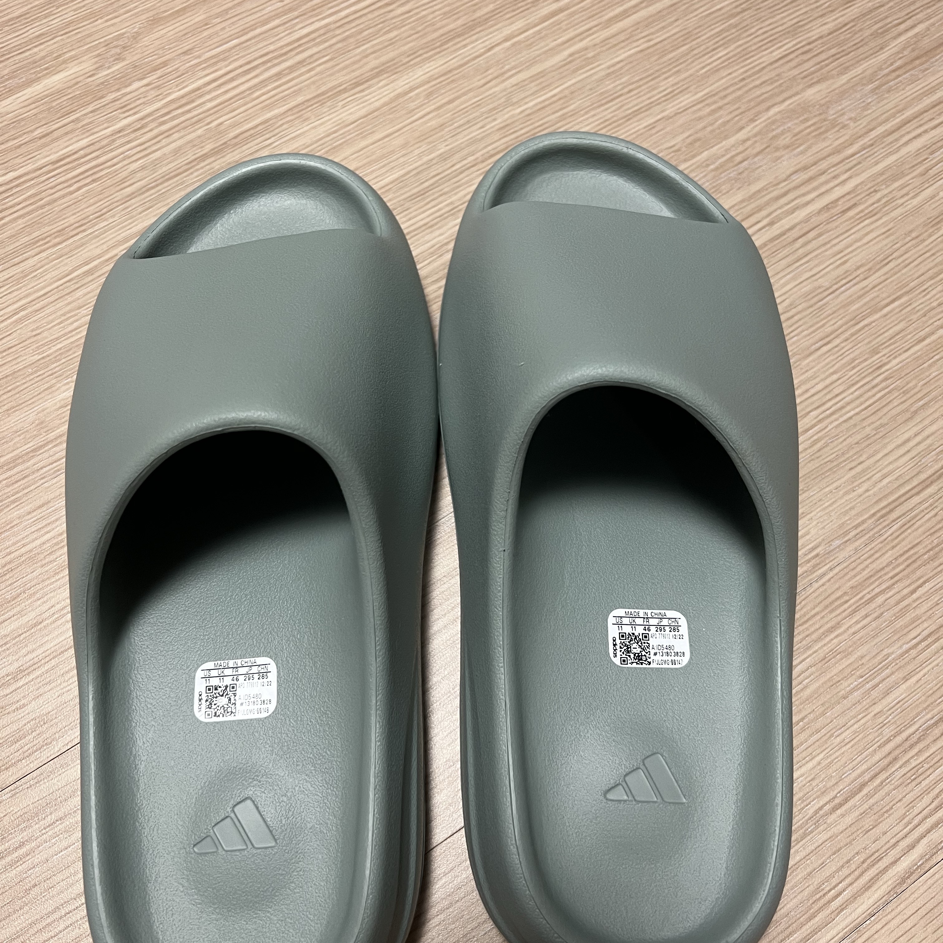 Adidas Yeezy Slide Salt 착용 스타일
