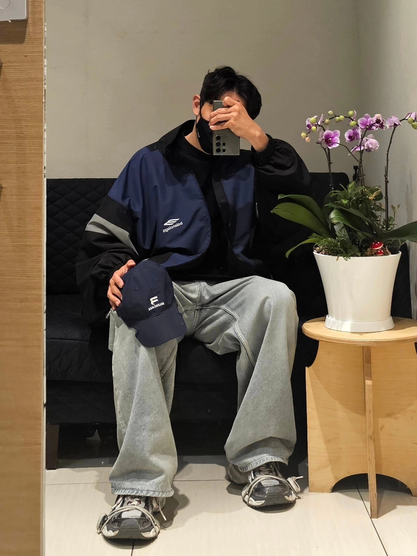 Balenciaga 3B Sports Icon Off Shoulder Tracksuit Jacket Black Navy, Balenciaga Denim Size Sticker Baggy Pants in Blue 착용 스타일 - 9
