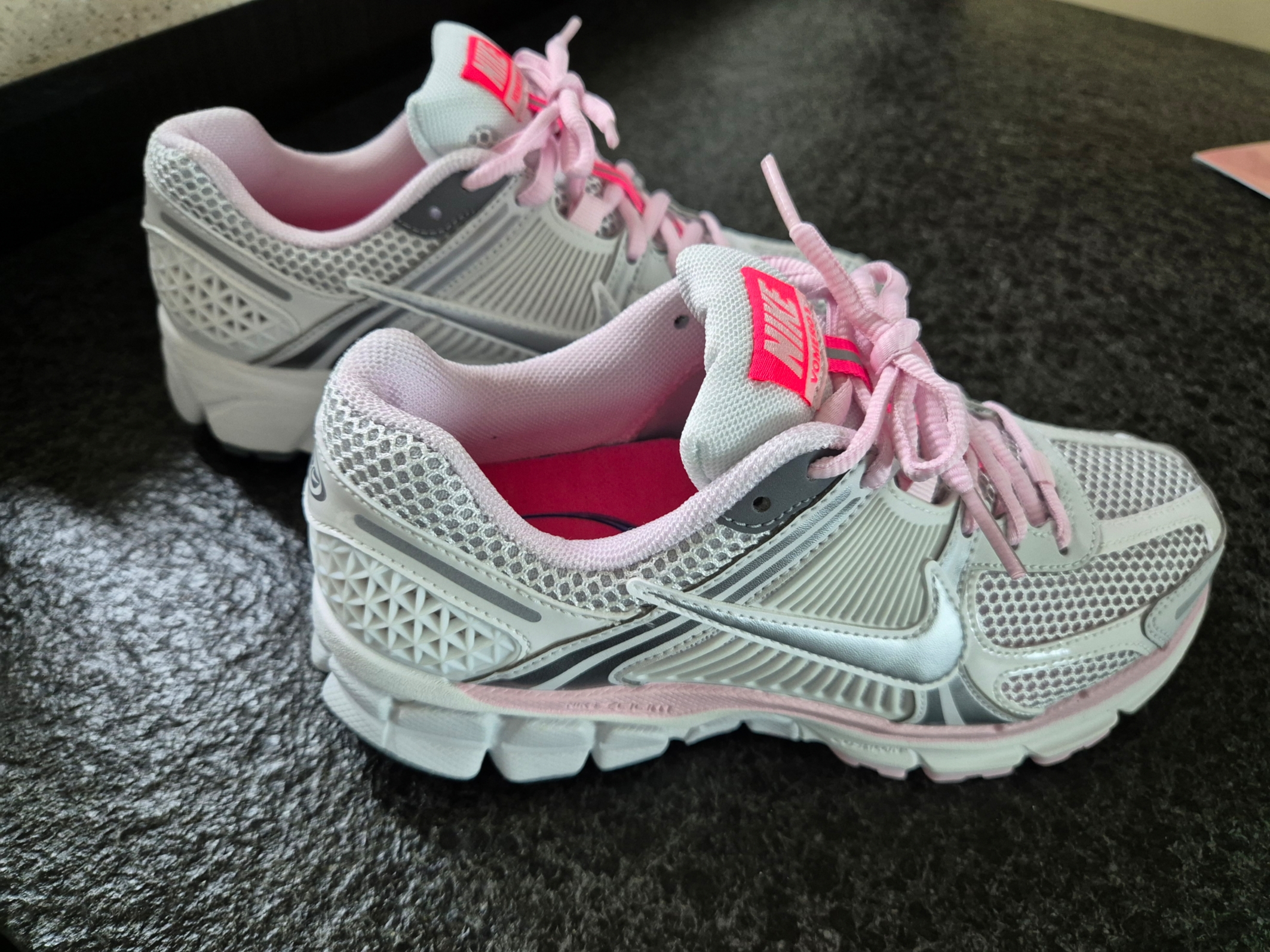 (W) Nike Zoom Vomero 5 Photon Dust Metallic Silver 착용 스타일 - 1