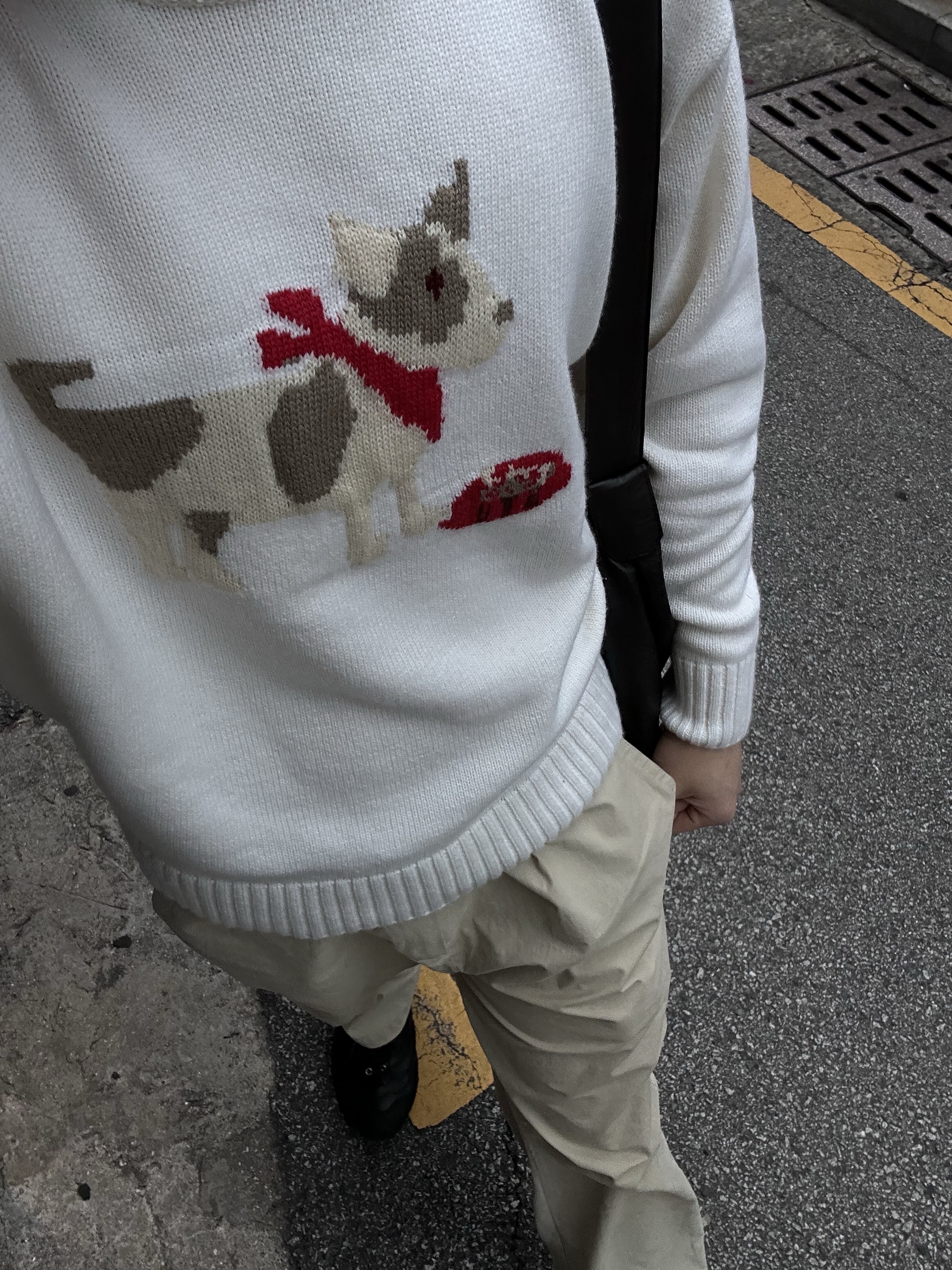 STU Fox Terrier Knit Cream, Our Legacy Gabe Stealth Black Leather 착용 스타일