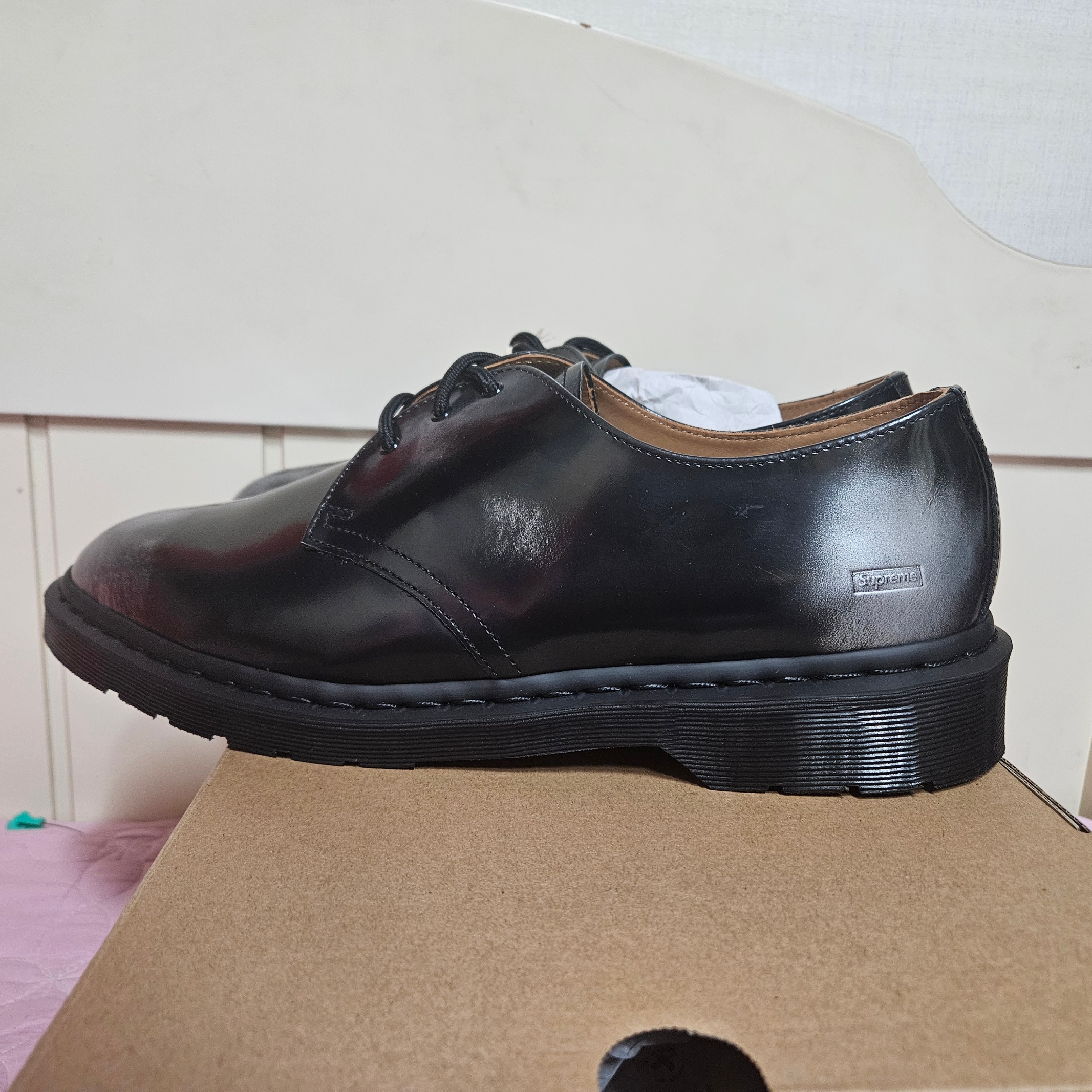 Dr. Martens x Supreme 1461 Gray Silver 착용 스타일 - 2