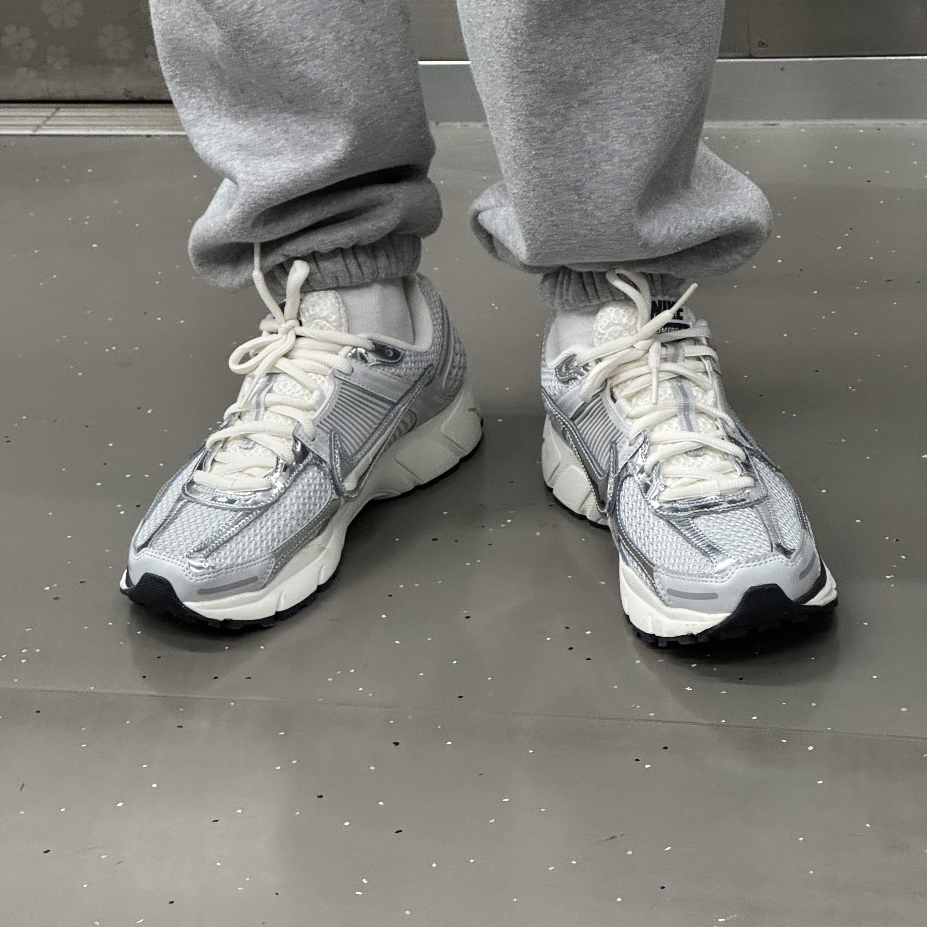 Nike Zoom Vomero 5 Photon Dust Gridiron 착용 스타일
