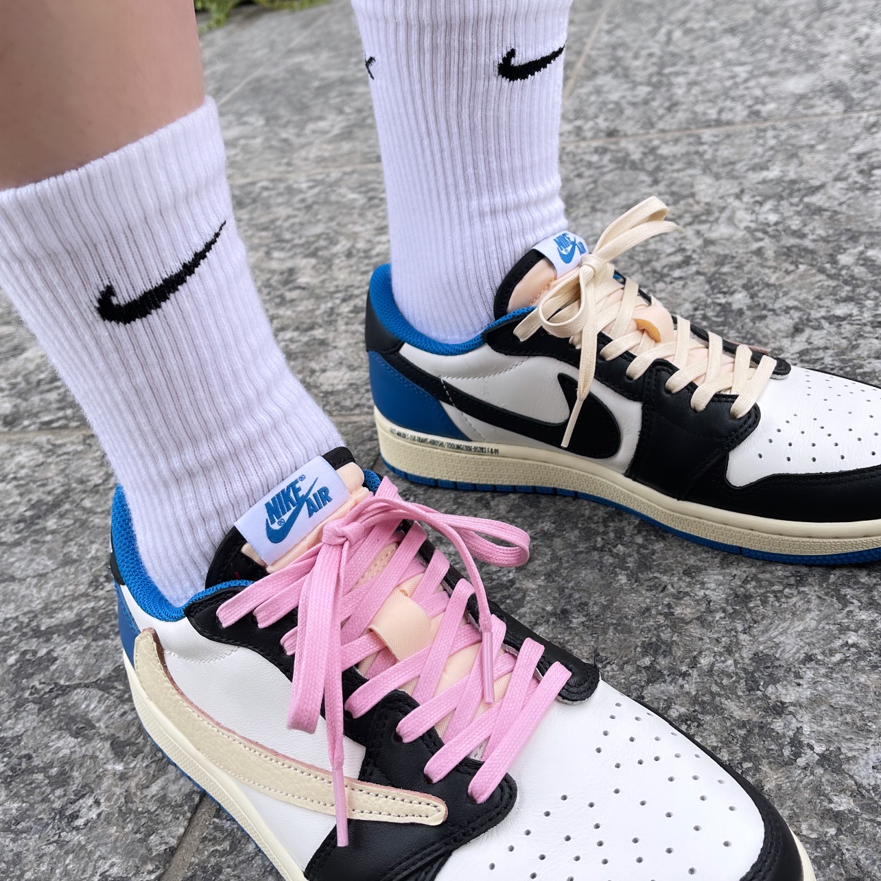 Jordan 1 x Travis Scott x Fragment Retro Low OG SP Military Blue 착용 스타일 - 1