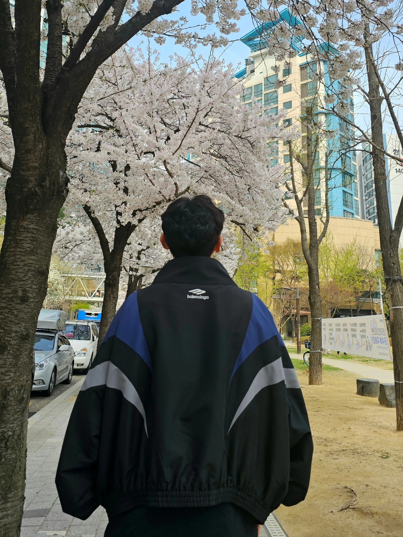 Balenciaga 3B Sports Icon Off Shoulder Tracksuit Jacket Black Navy, Balenciaga Denim Size Sticker Baggy Pants in Blue 착용 스타일 - 1