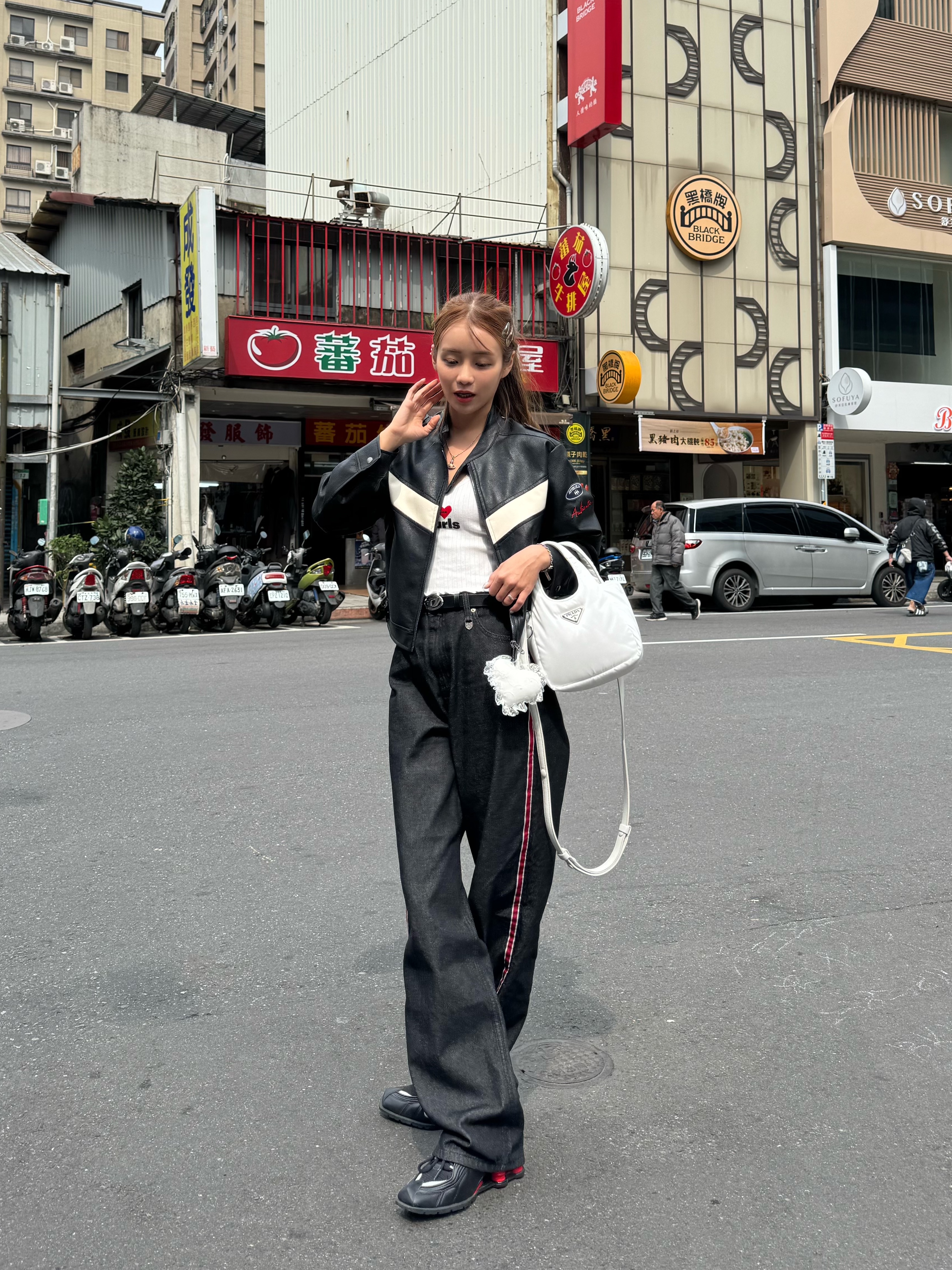 Prada Soft Padded Re-Nylon Mini Bag White, Nike x Martine Rose Shox MR4 Black 착용 스타일 - 2