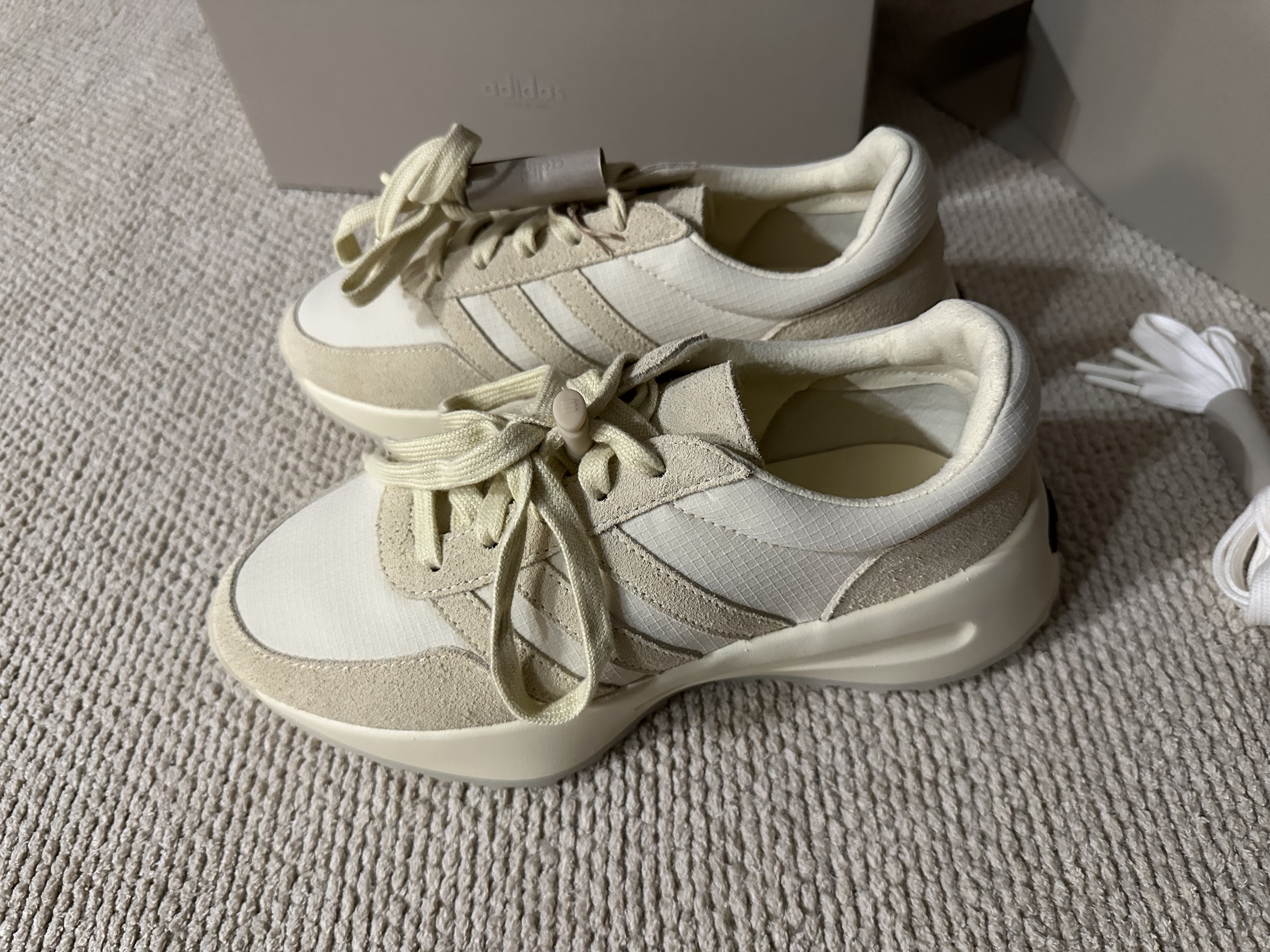 Adidas x Fear of God Athletics Los Angeles Pale Yellow 착용 스타일 - 1