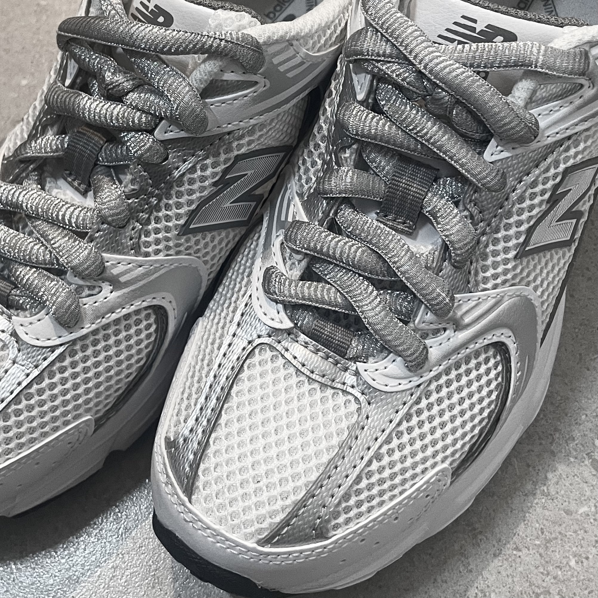 New Balance 530 White Silver, Nike x Sean Cliver SB Dunk Low Holiday Special 착용 스타일