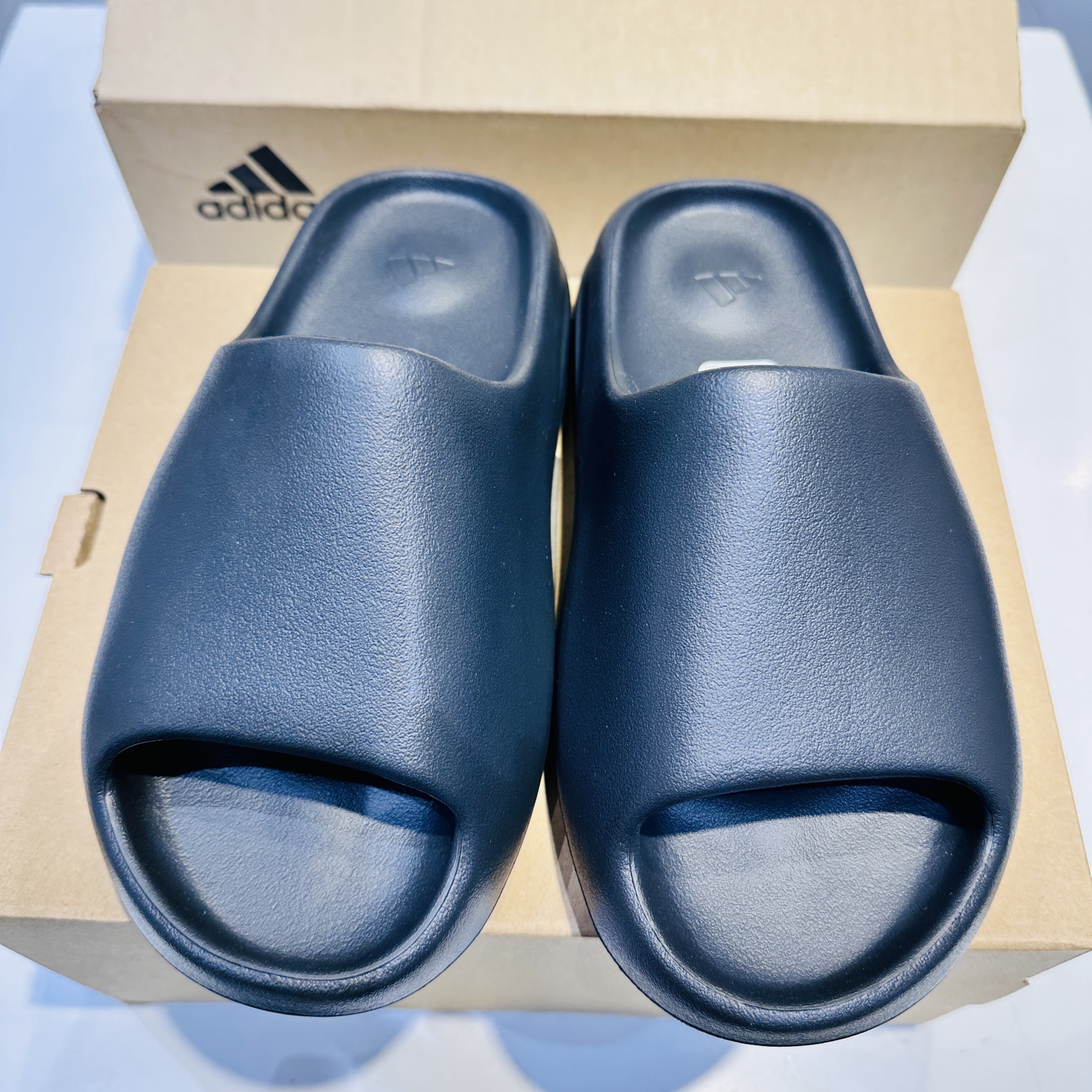 Adidas Yeezy Slide Onyx 착용 스타일 - 1