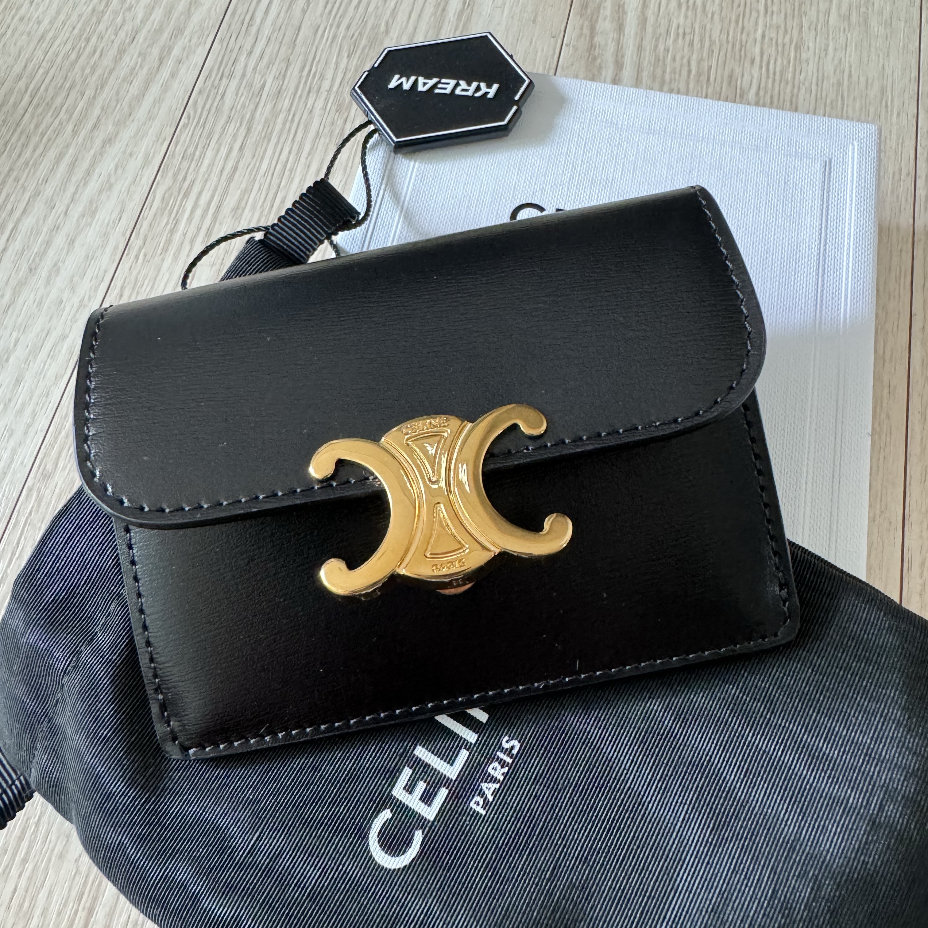 Celine Card Holder with Flap in Shiny Calfskin Black 착용 스타일