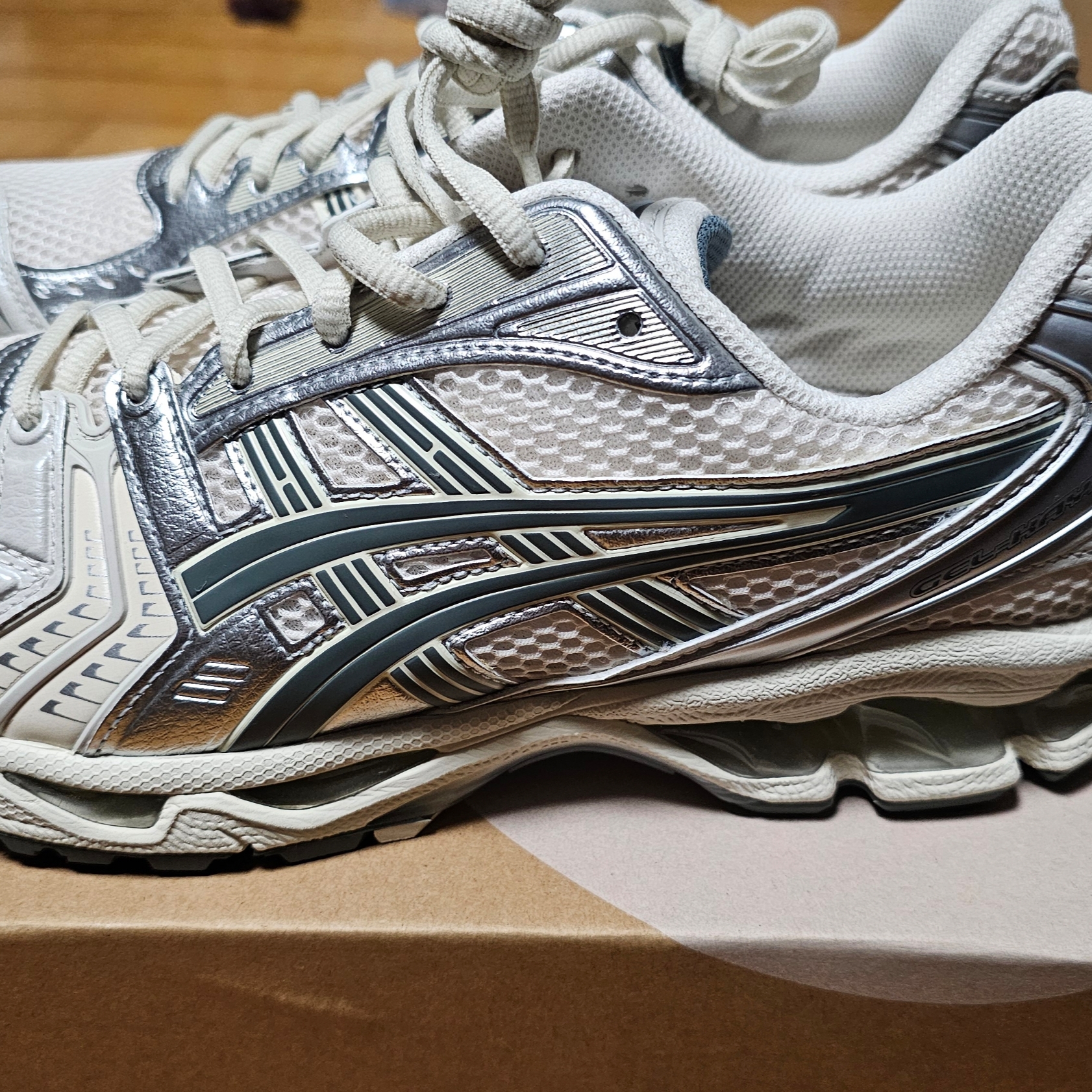 Asics Gel-Kayano 14 Birch Dark Pewter 착용 스타일