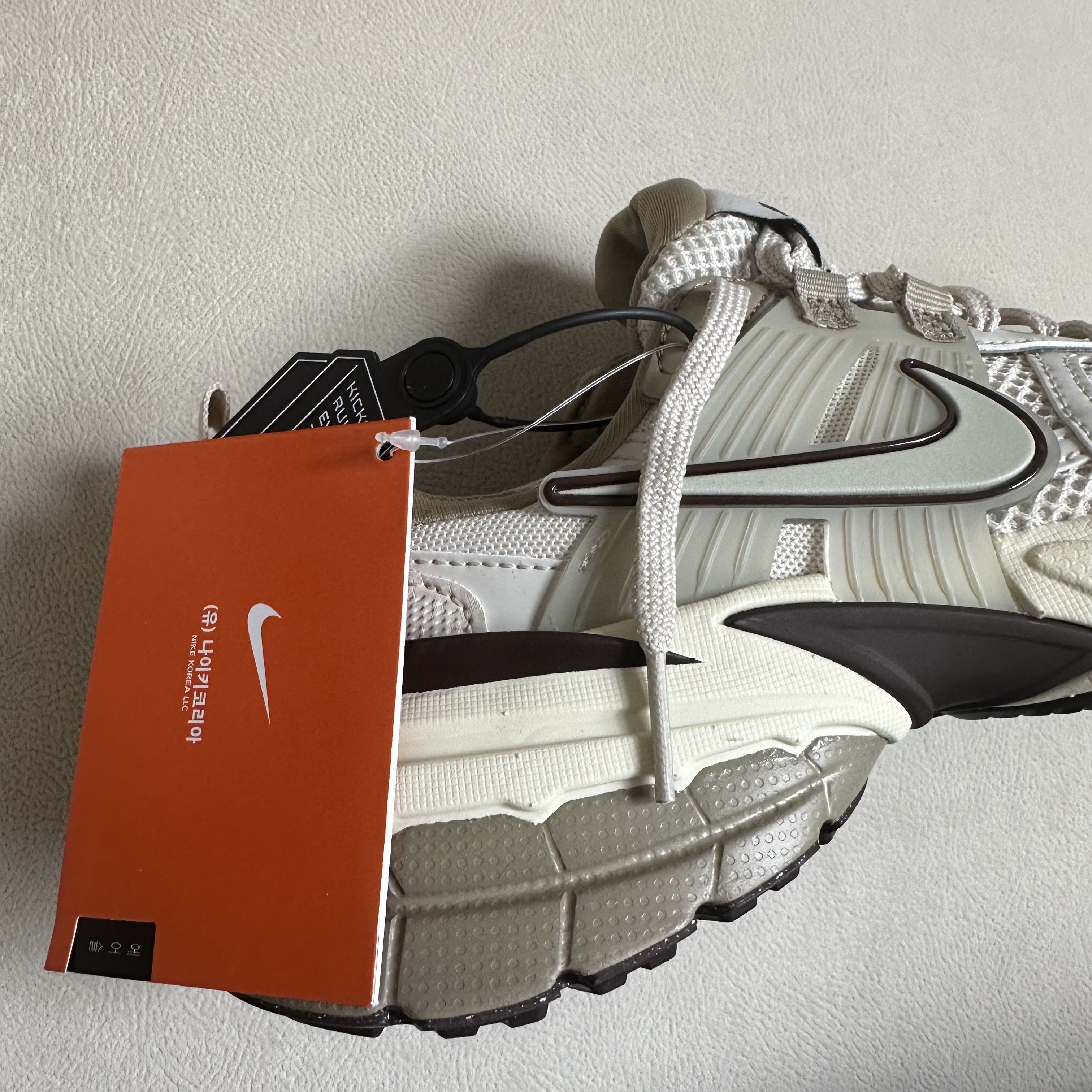Nike V2K Run Light Orewood Brown Khaki 착용 스타일