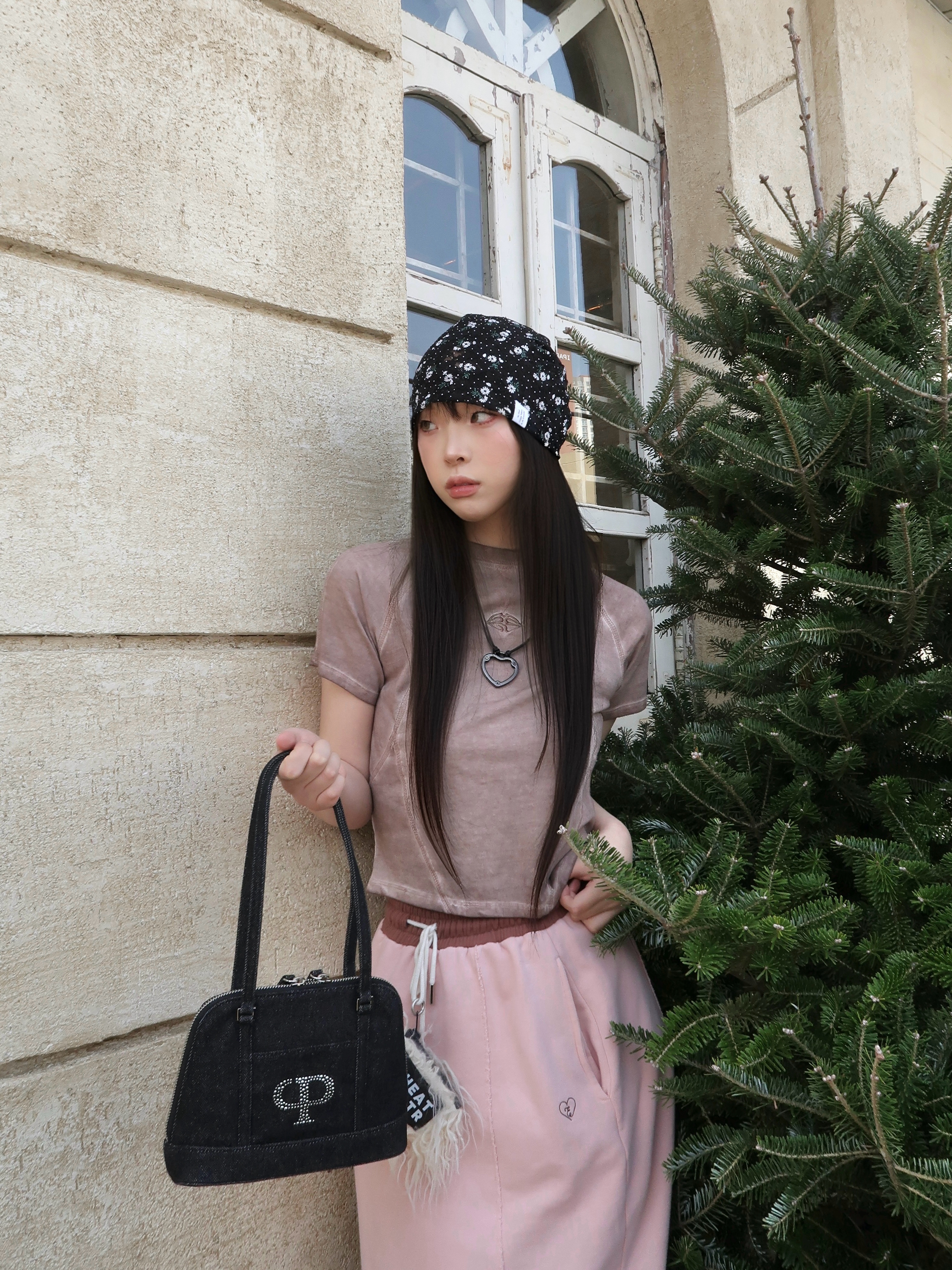 Millo Archive Fluppy Point Bear Key Ring Beige, Our Legacy Ladon Leather Keychain Black 착용 스타일 - 6