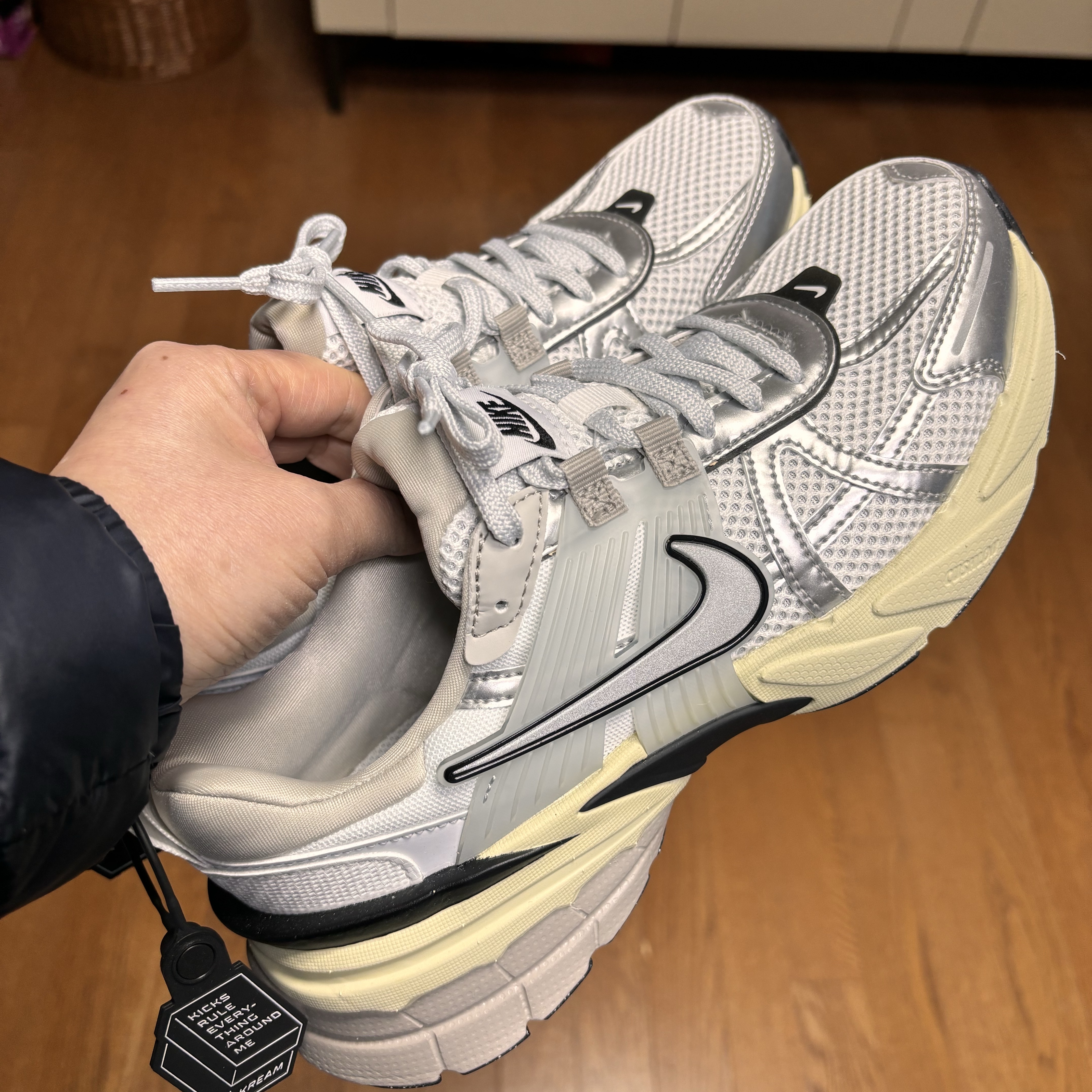 Nike V2K Run Summit White Metallic Silver 착용 스타일