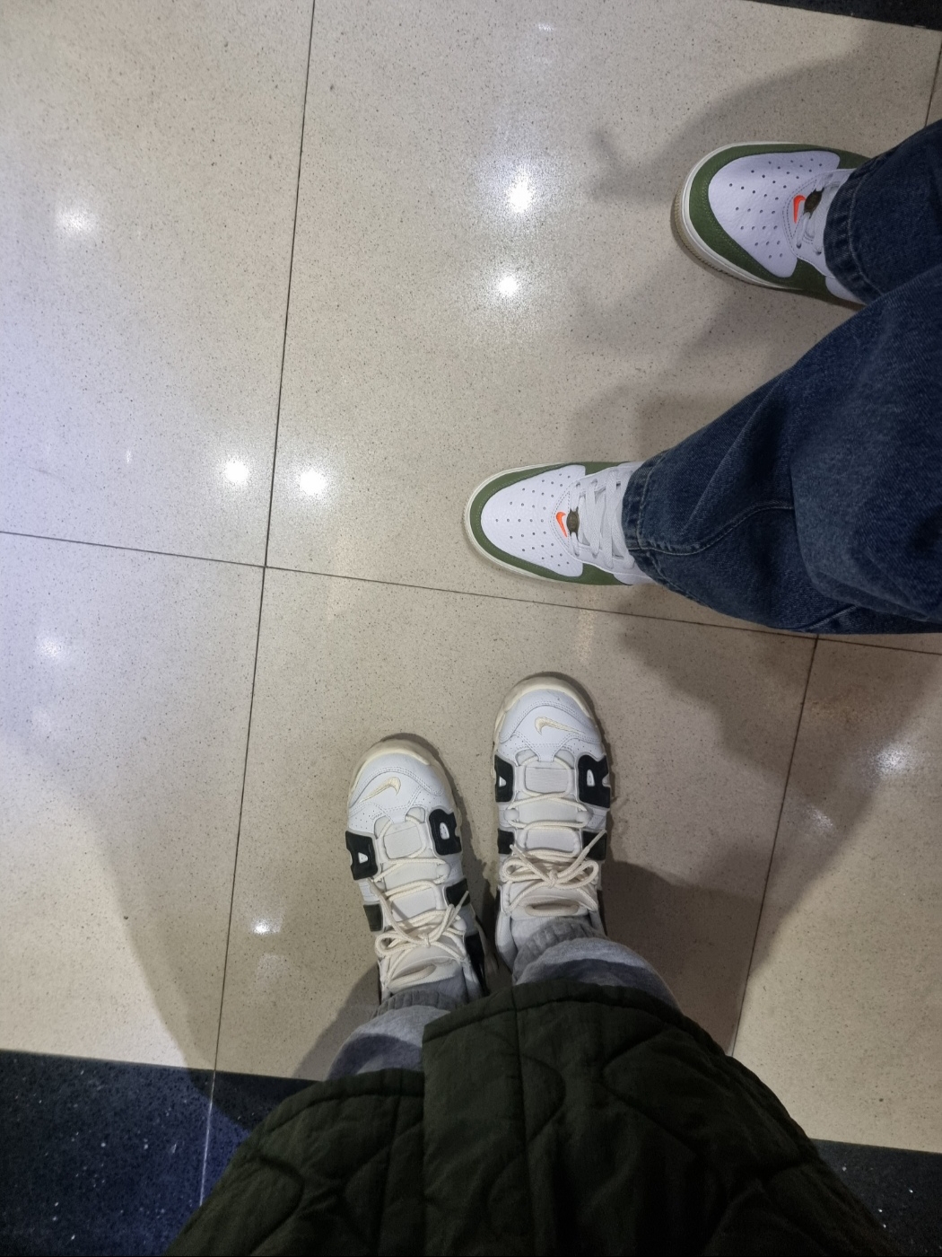 (W) Nike Air More Uptempo Summit White Light Orewood Brown, Nike Air Force 1 Mid '07 QS Olive Green and Total Orange 착용 스타일