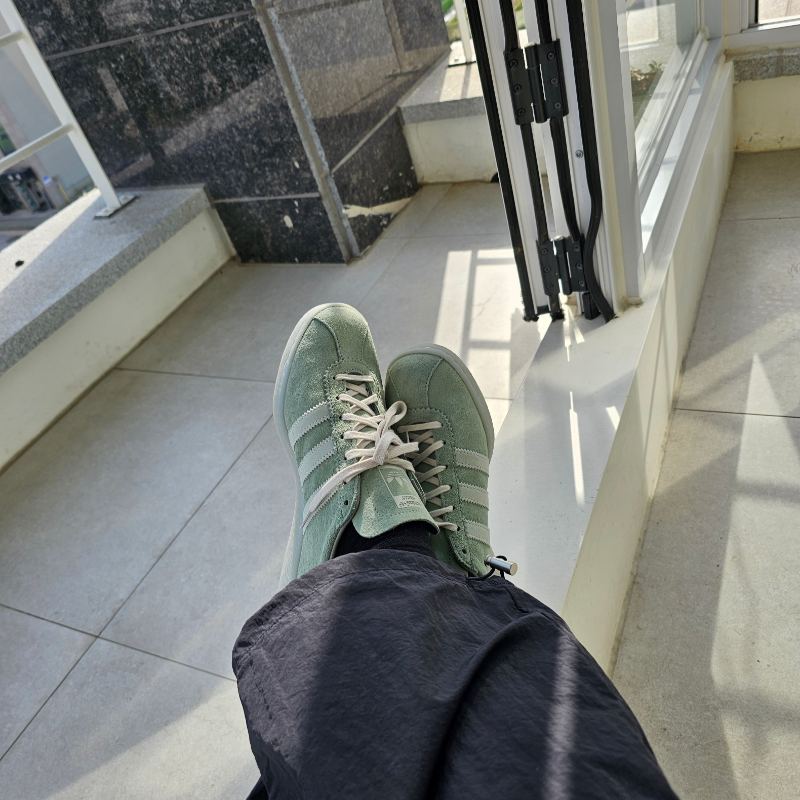 Adidas Tobacco Silver Green Pantone 착용 스타일