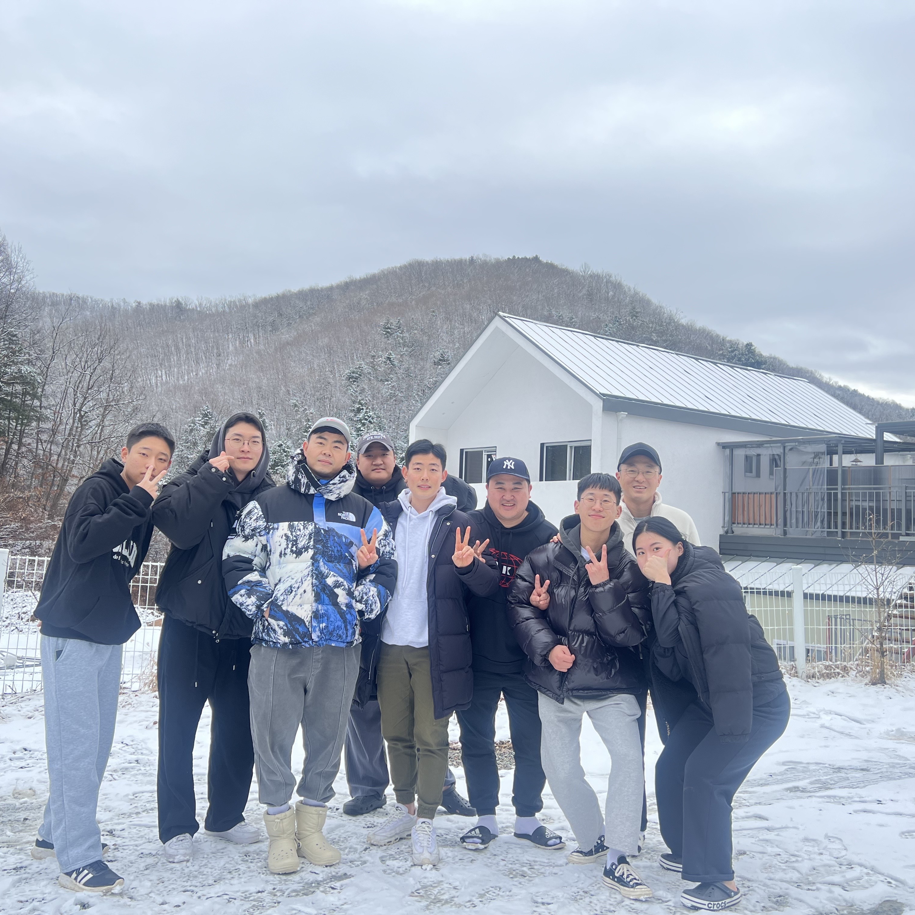 Supreme x The North Face Mountain Baltoro Jacket Blue White - 17FW, Supreme Gloss Ripstop Camp Cap Light Grey - 23FW 착용 스타일 - 1