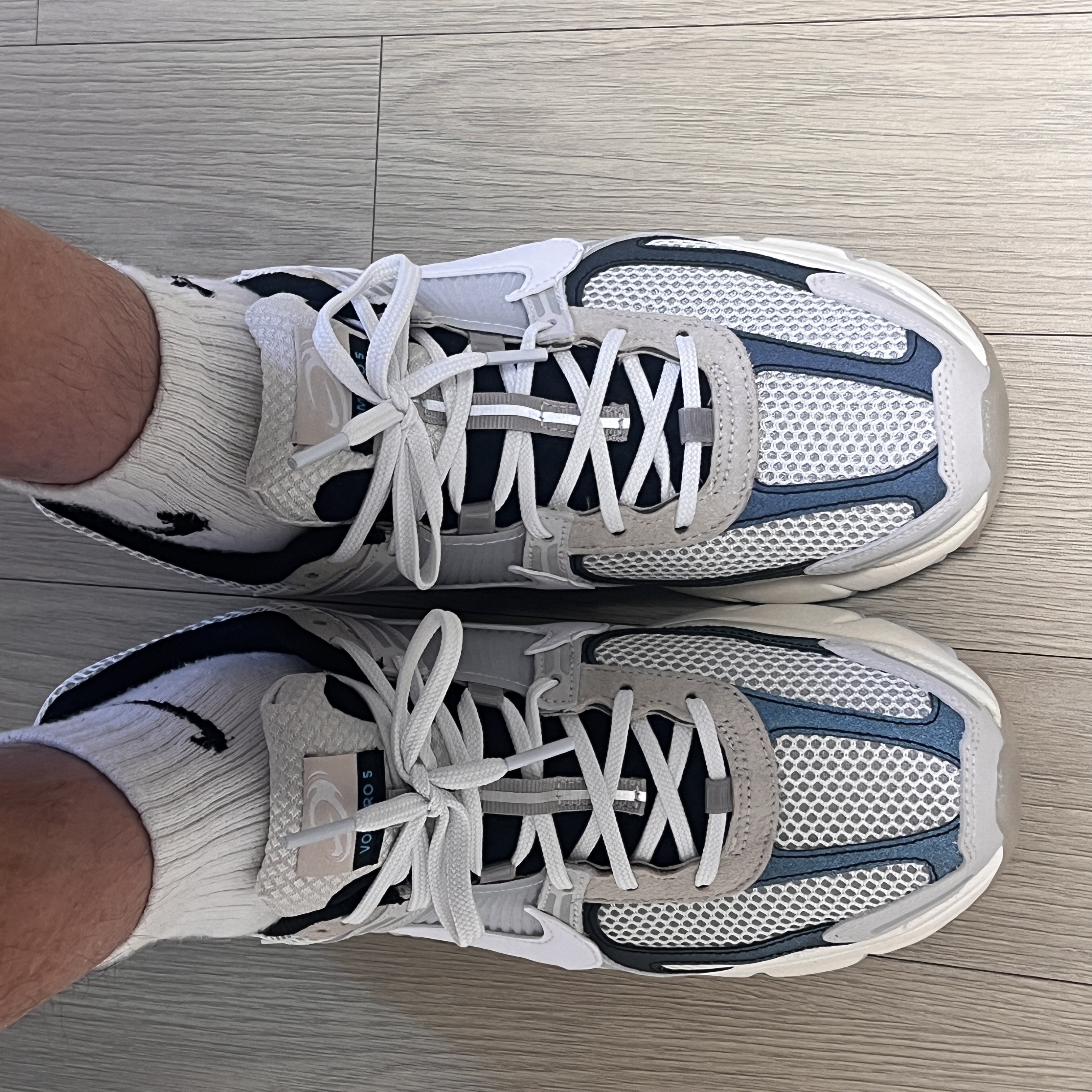 Nike Zoom Vomero 5 Light Bone and Black 착용 스타일