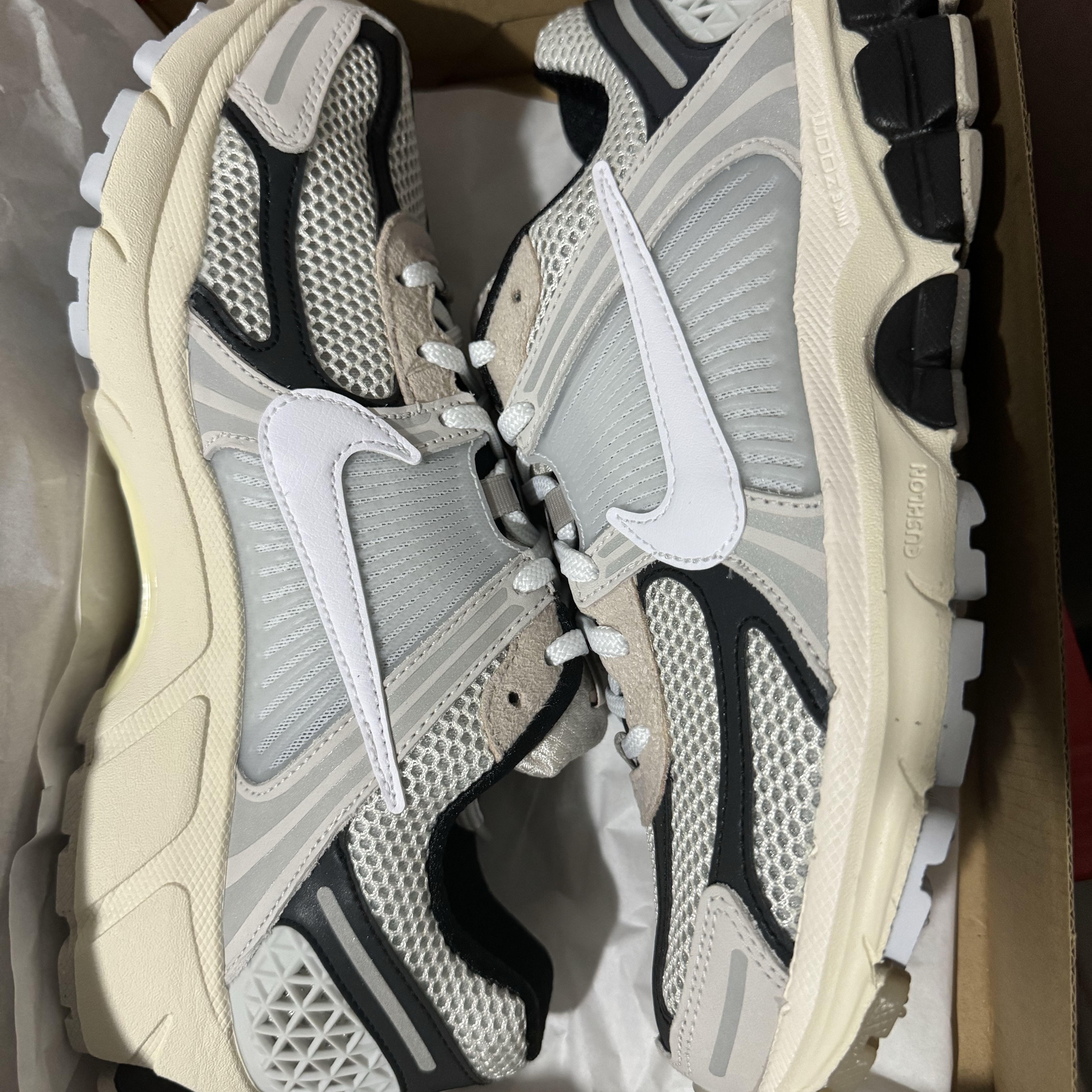 Nike Zoom Vomero 5 Light Bone and Black 착용 스타일