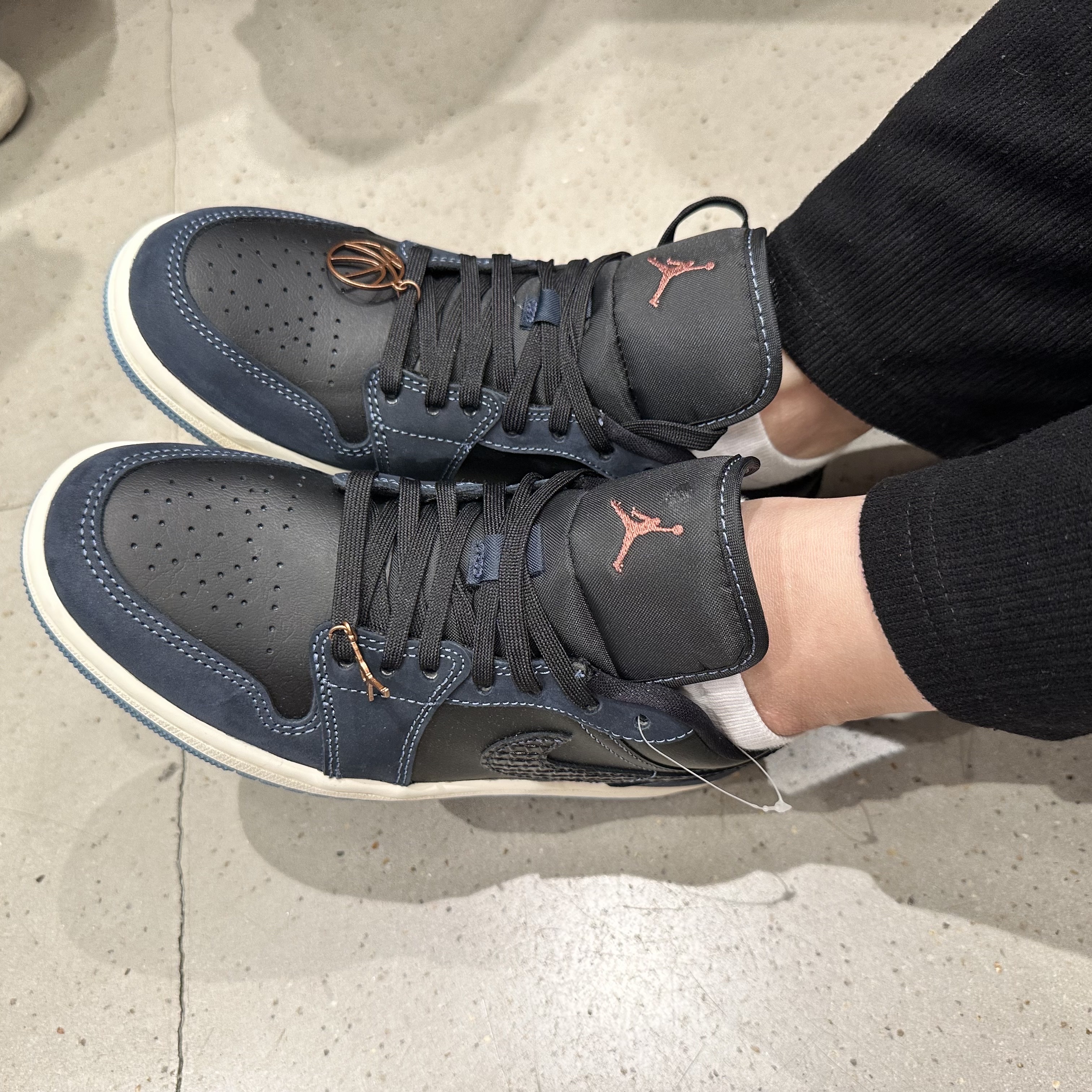 (W) Jordan 1 Low SE Black Dark Obsidian 착용 스타일 - 2